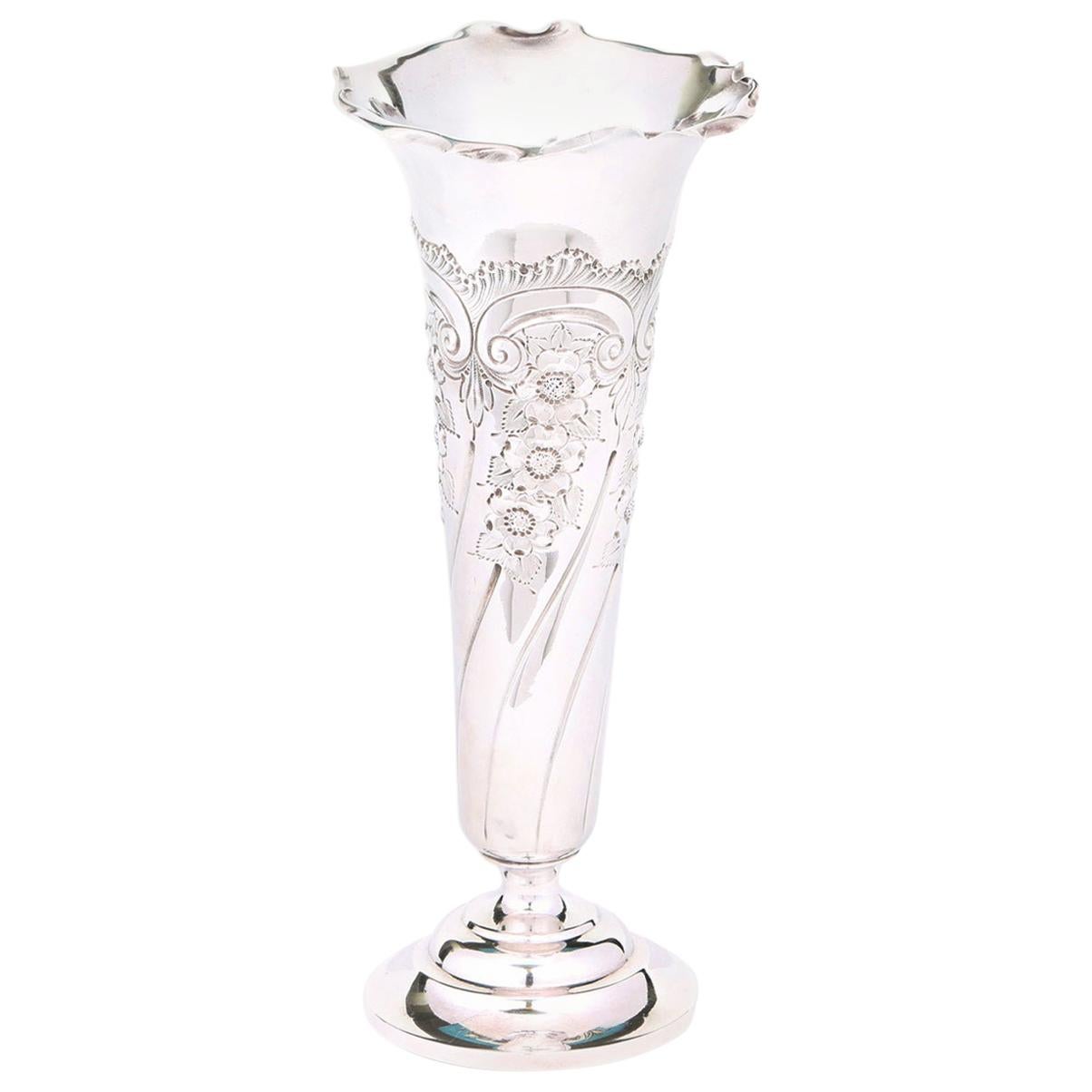 Vase décoratif anglais en métal argenté en vente