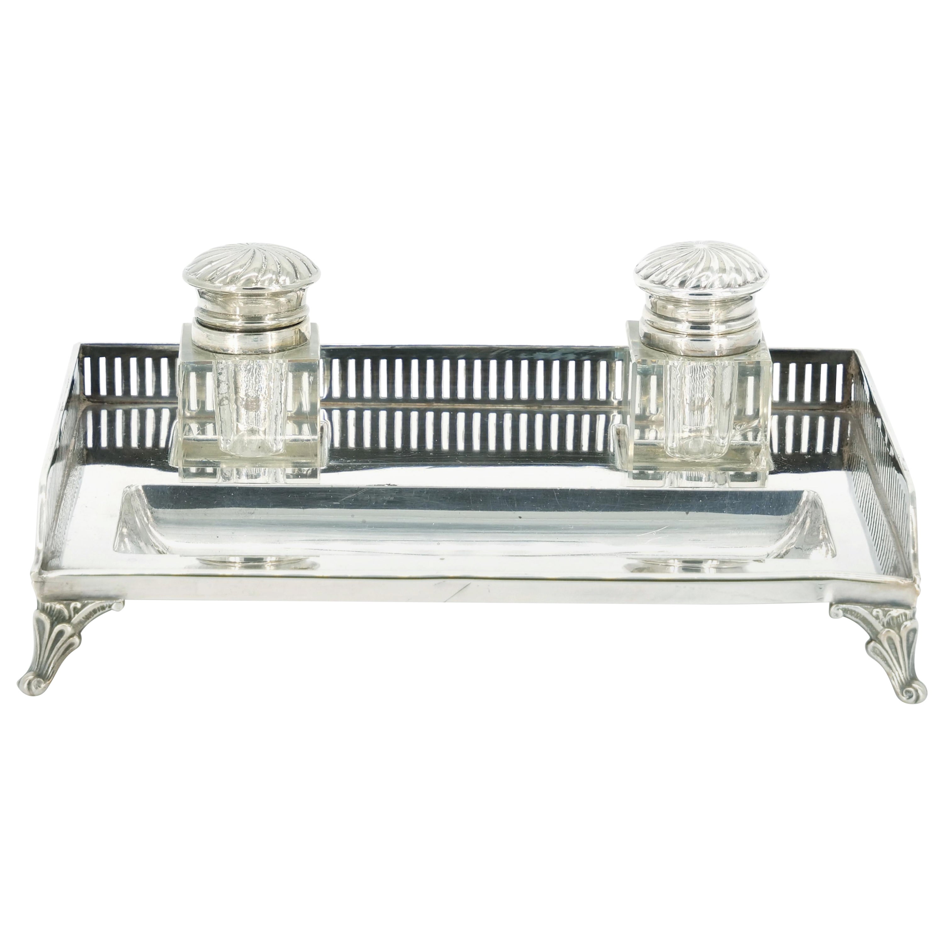 Encrier anglais plaqué argent sur pied tenant une base / verre taillé en vente