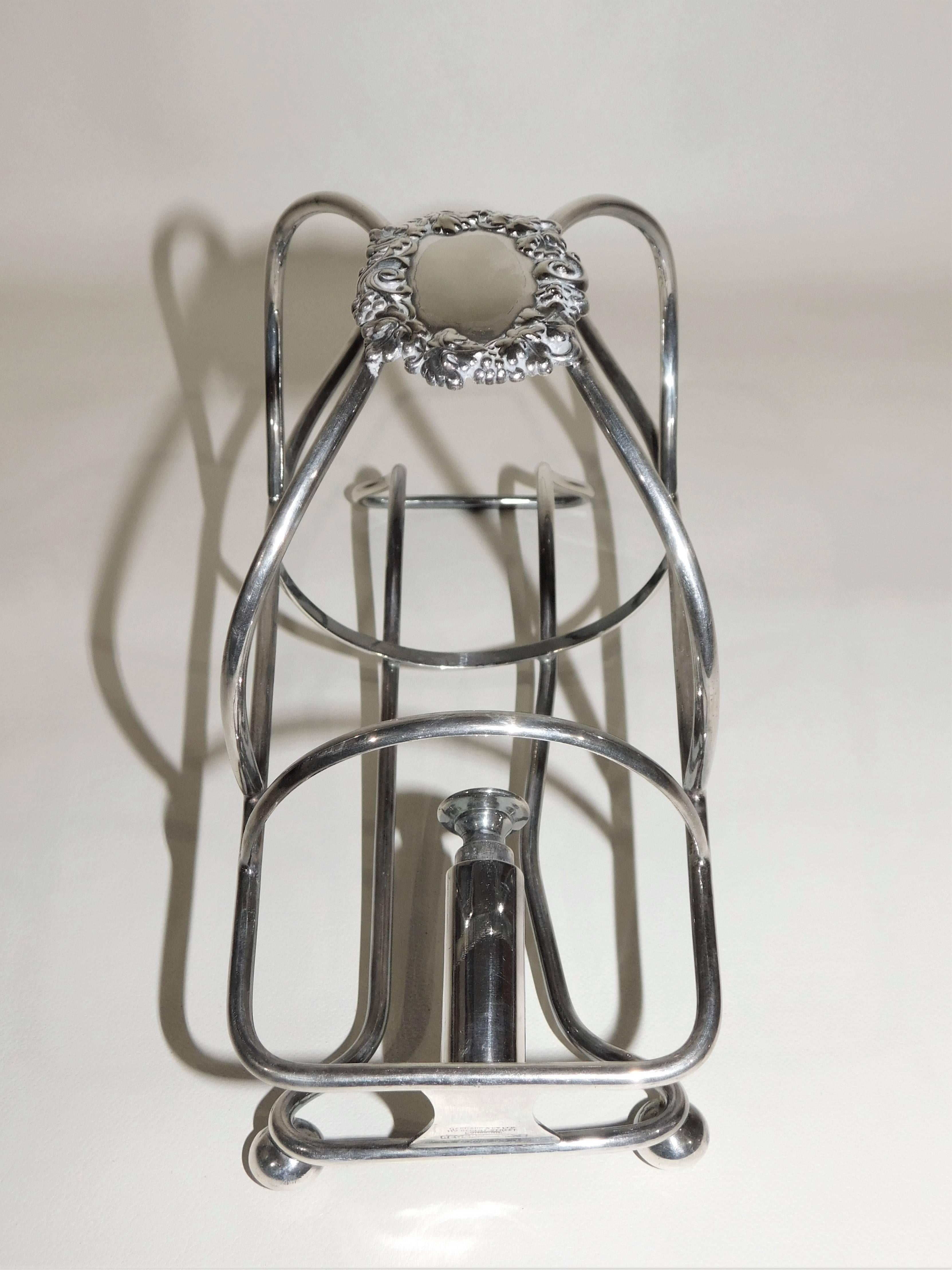 English Silver Plated Garrard & Company Wine Bottle Cradle Pourer In Excellent Condition For Sale In Hamilton, Ontario
