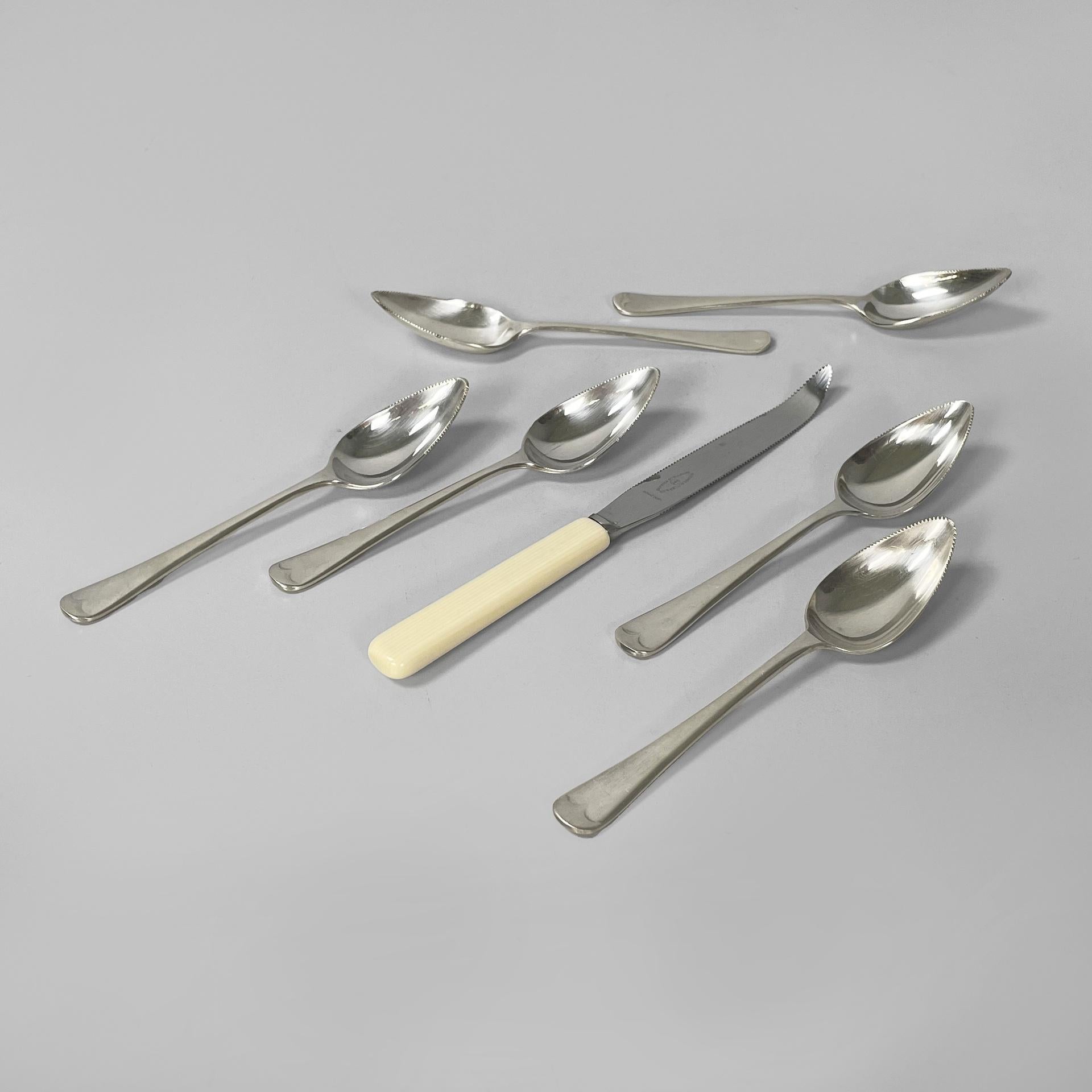 Englisches versilbertes Pampelmusenmesser und Löffel von George Buttler, 1950er Jahre
Set aus einem Messer und sechs Löffeln für Grapefruit aus versilbertem Metall. Die EPNS-Löffel haben einen gezackten Rand. Das Sheffield Silbermesser hat eine