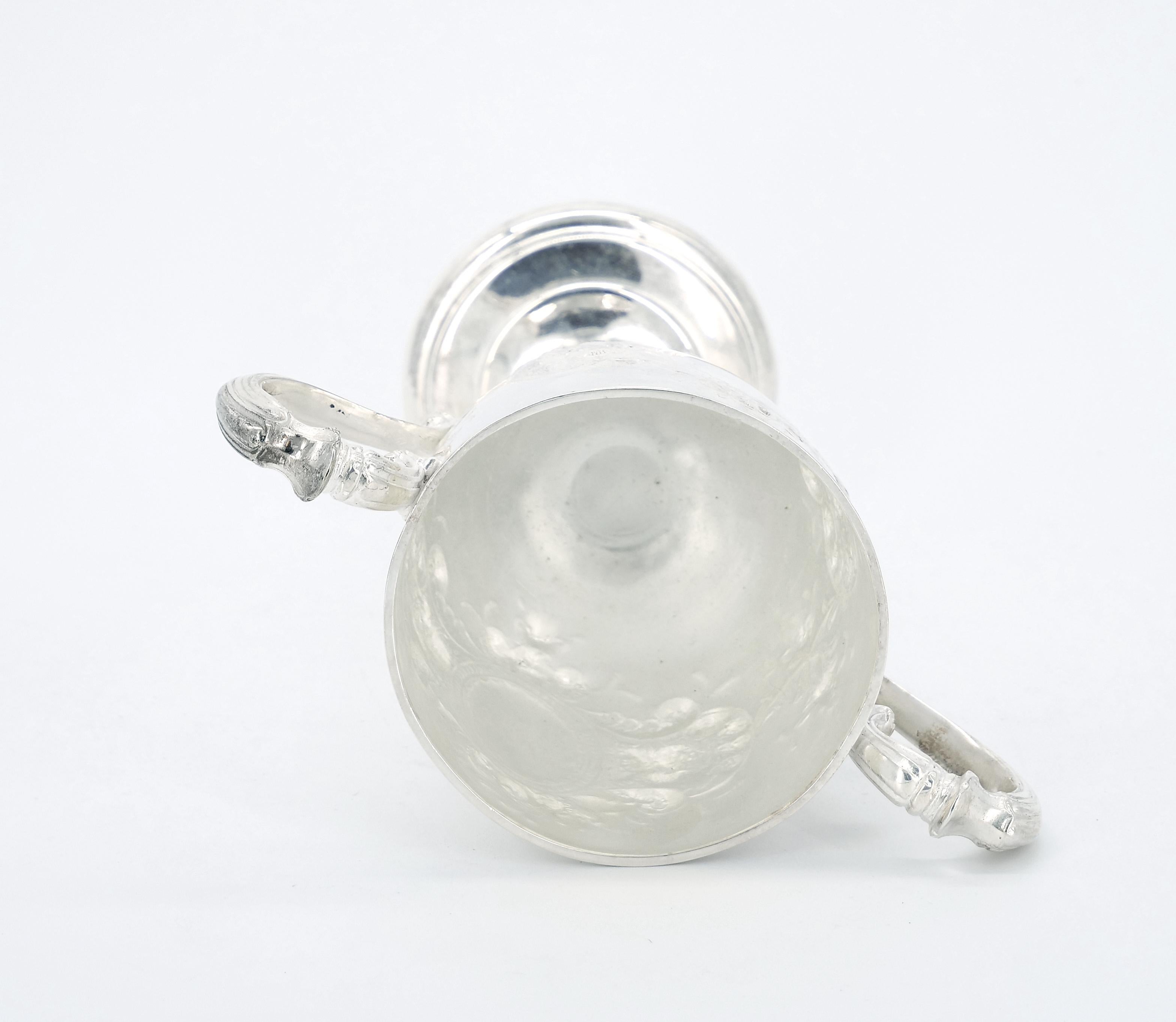 Vase/urne décoratif anglais avec poignée en métal argenté en forme de trophée en vente 3