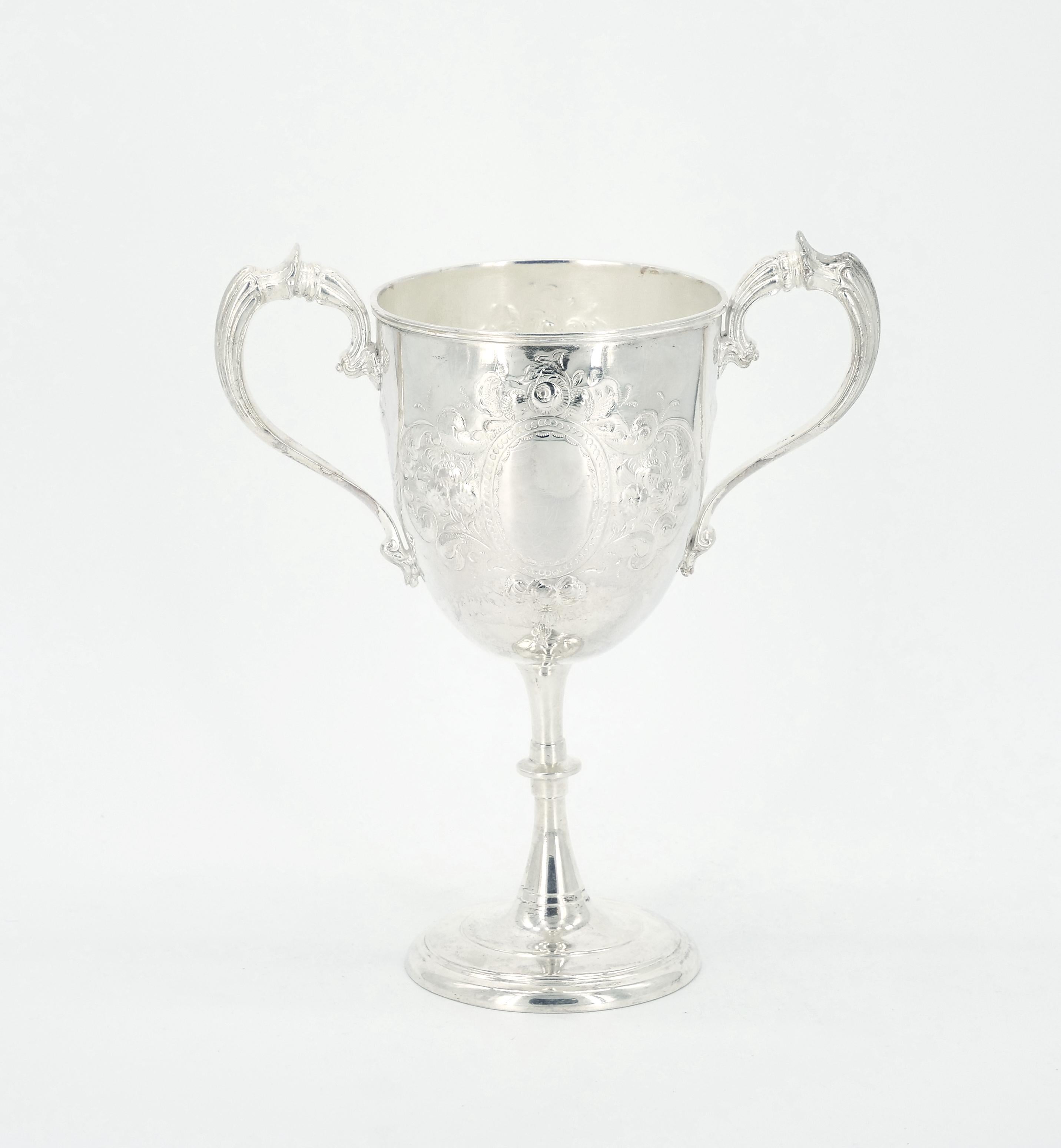 Vase/urne décoratif anglais avec poignée en métal argenté en forme de trophée en vente 5