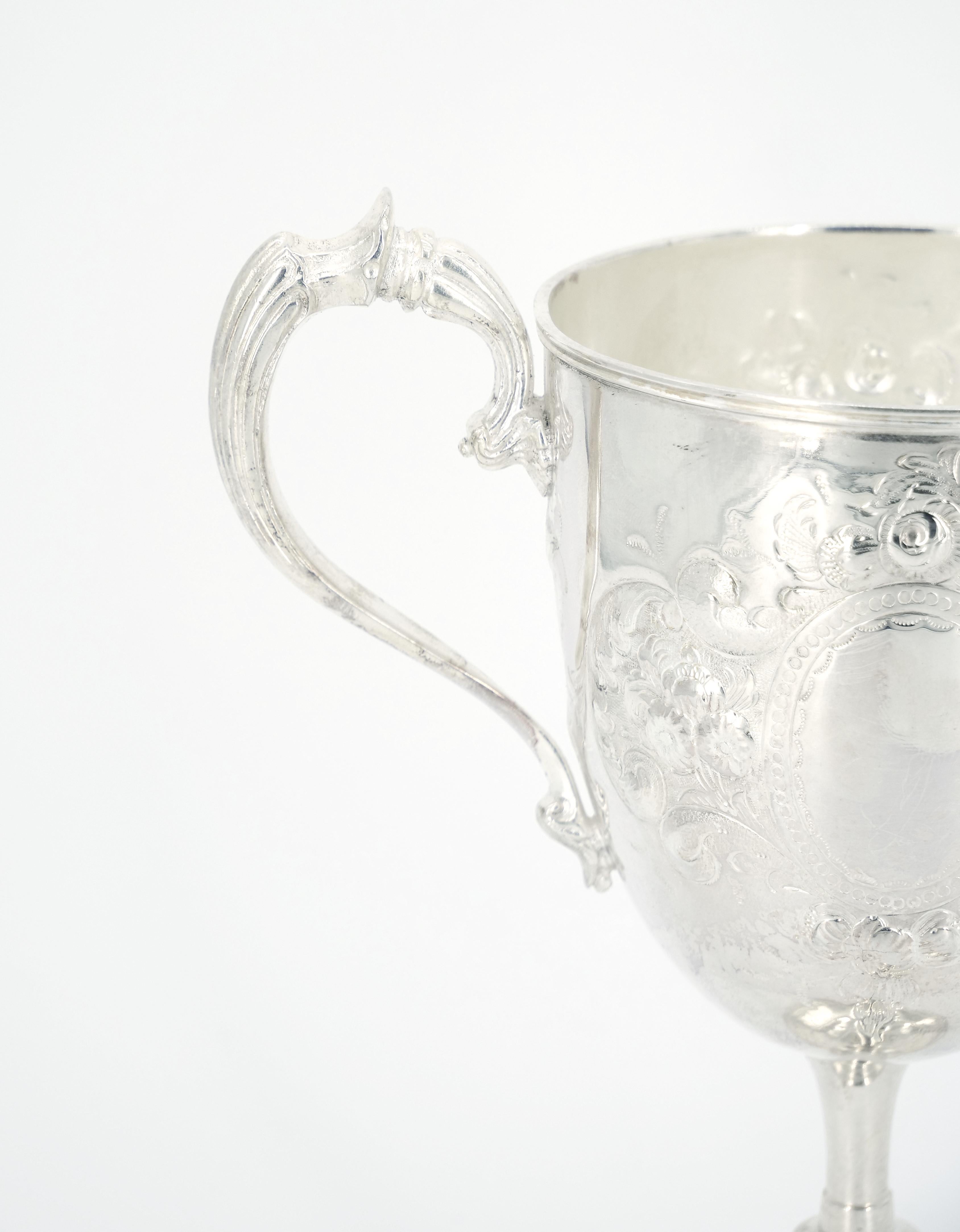 Victorien Vase/urne décoratif anglais avec poignée en métal argenté en forme de trophée en vente