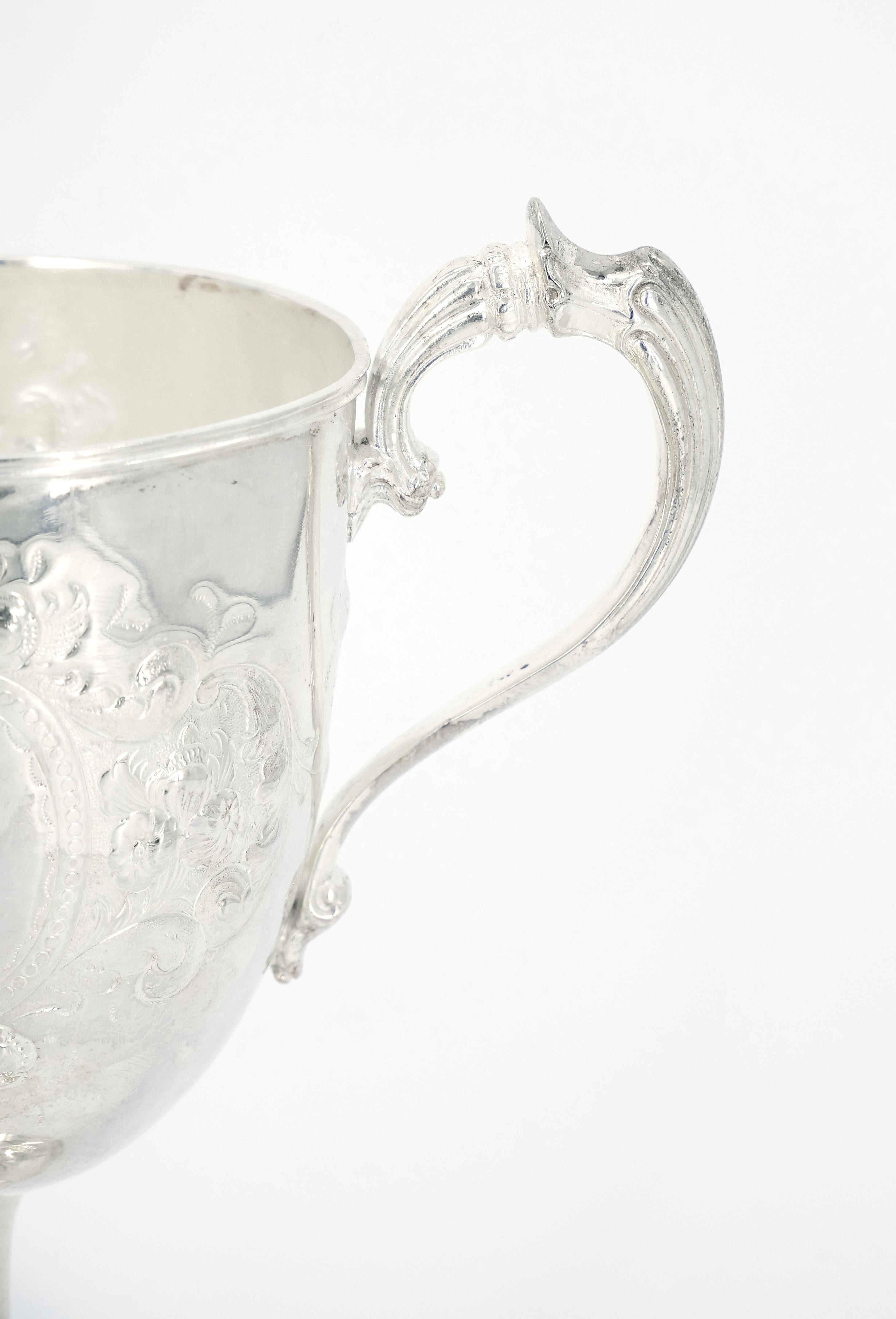 Englische versilberte Trophäen-Vase/Urne mit Henkel im Zustand „Gut“ im Angebot in Tarry Town, NY