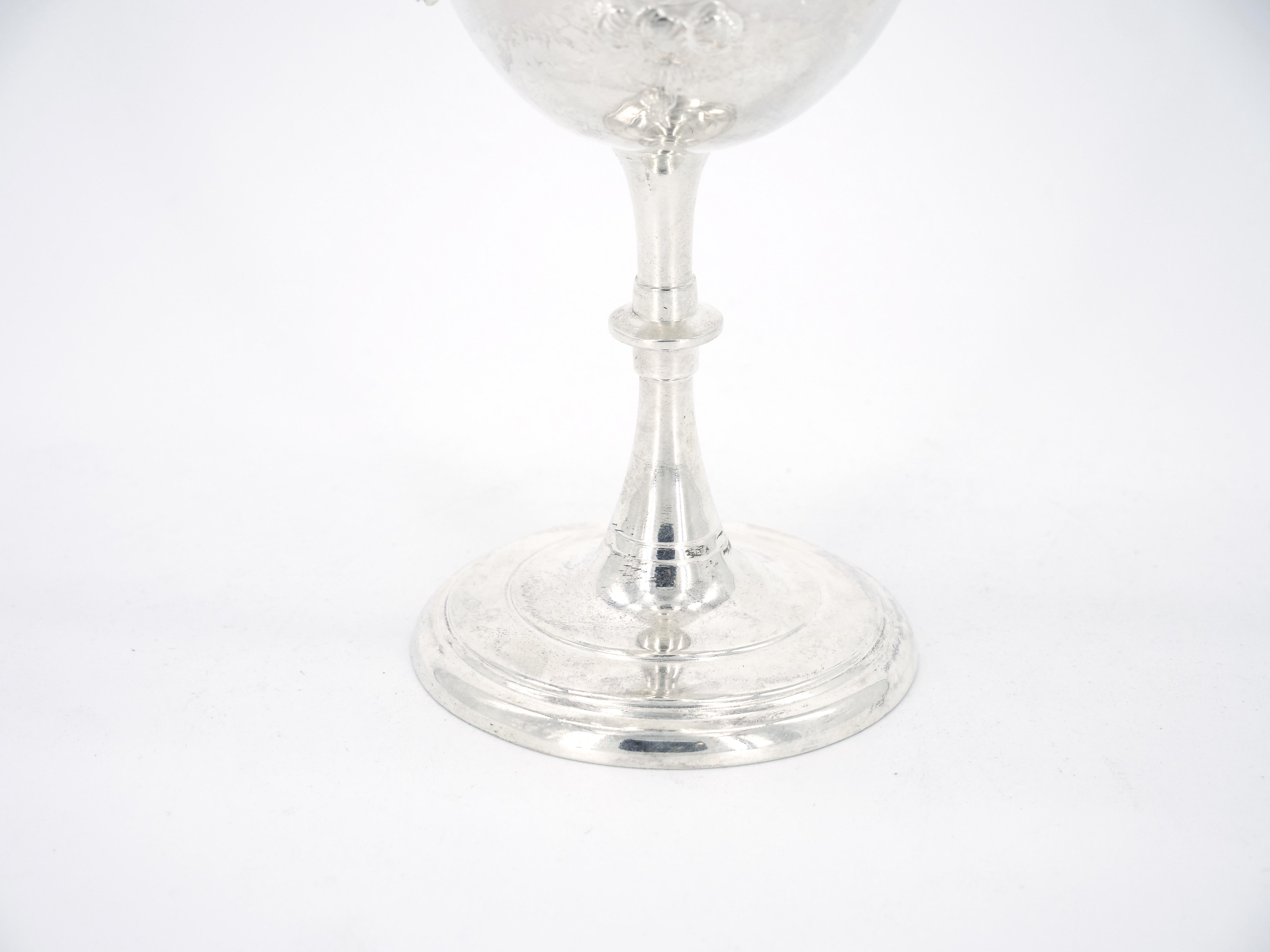 Fin du XIXe siècle Vase/urne décoratif anglais avec poignée en métal argenté en forme de trophée en vente