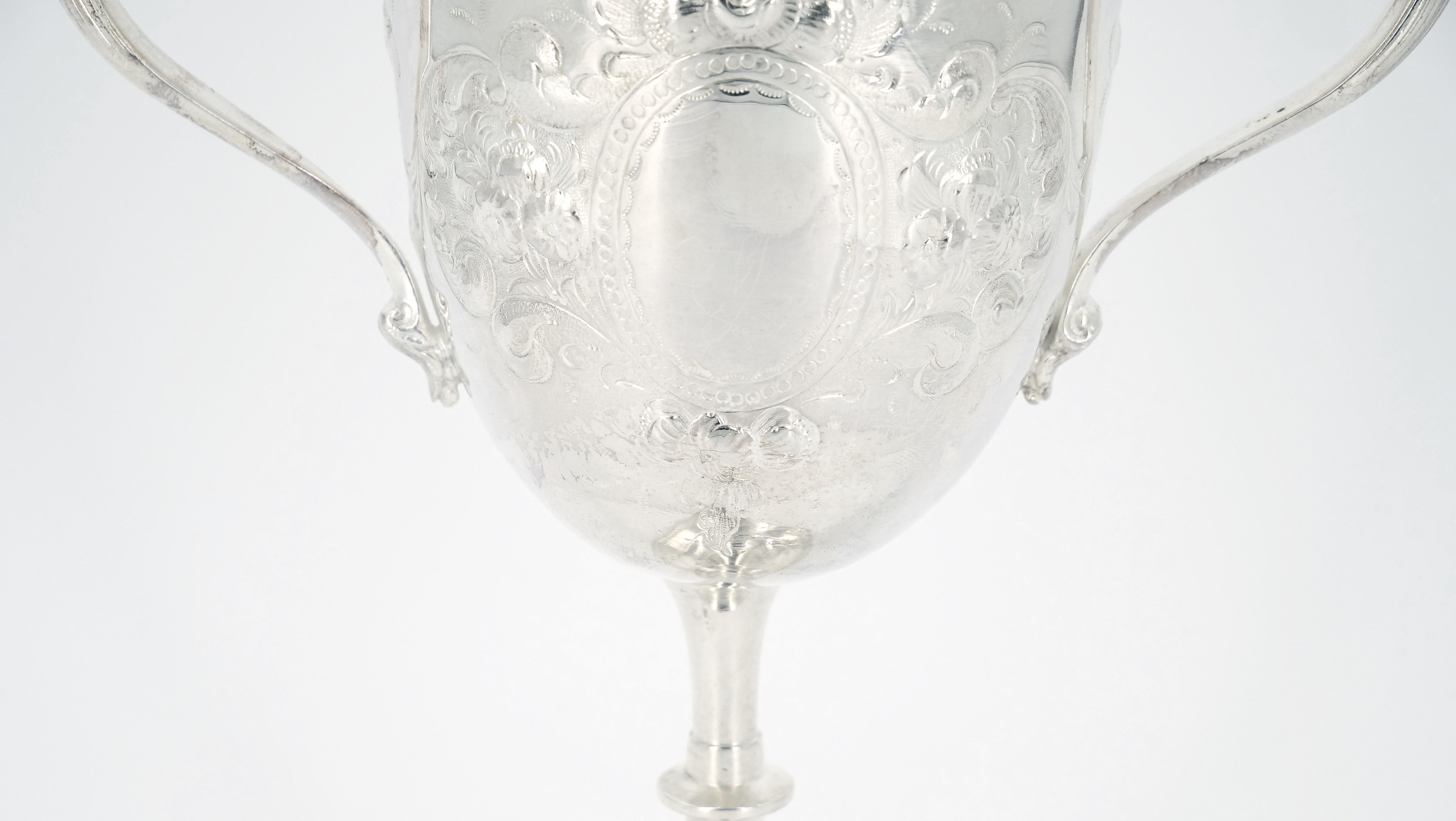 Plaqué argent Vase/urne décoratif anglais avec poignée en métal argenté en forme de trophée en vente