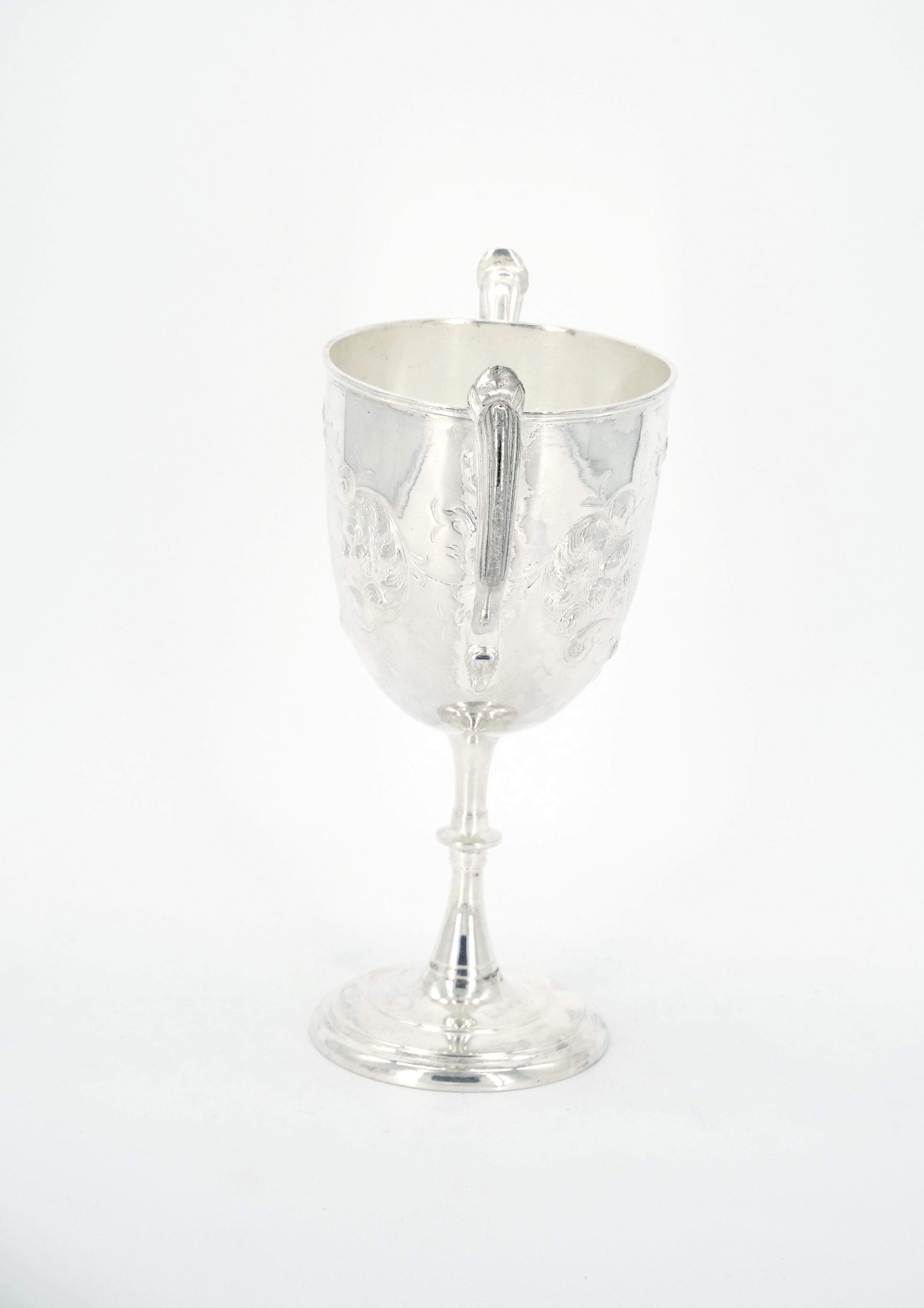 Vase/urne décoratif anglais avec poignée en métal argenté en forme de trophée en vente 1