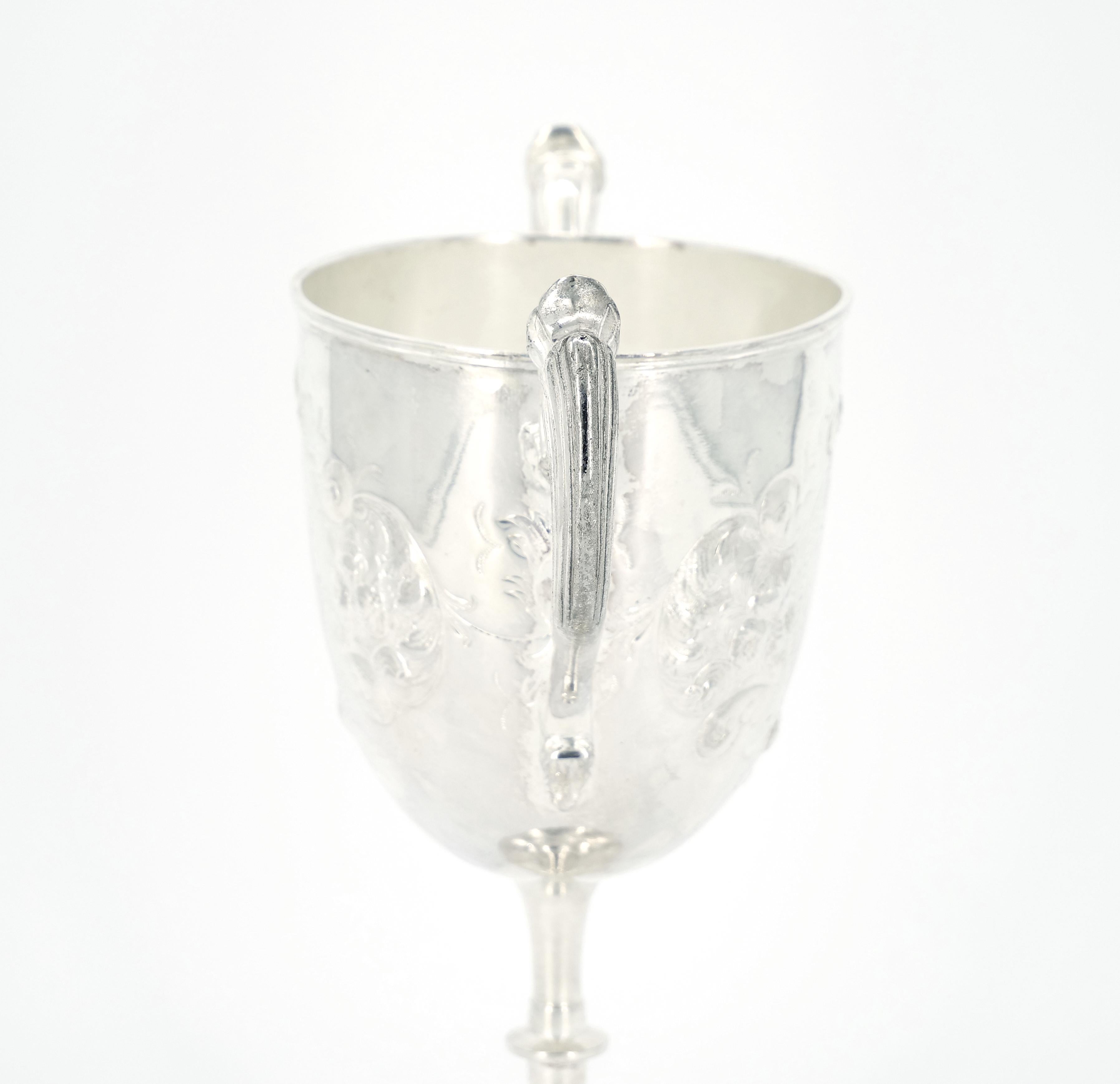 Vase/urne décoratif anglais avec poignée en métal argenté en forme de trophée en vente 2