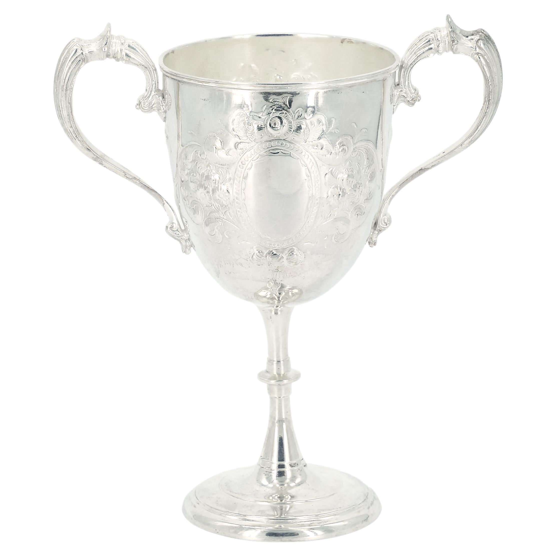 Vase/urne décoratif anglais avec poignée en métal argenté en forme de trophée