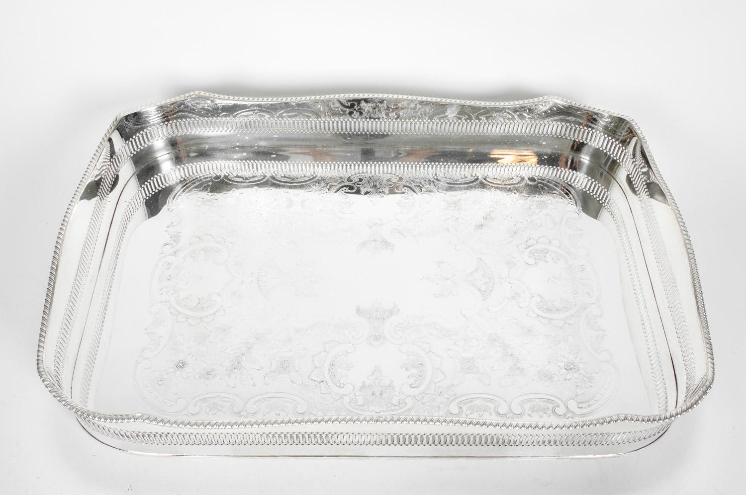 English Silver Plated High Bordered Gallery Barware Tray In Excellent Condition In Tarry Town, NY