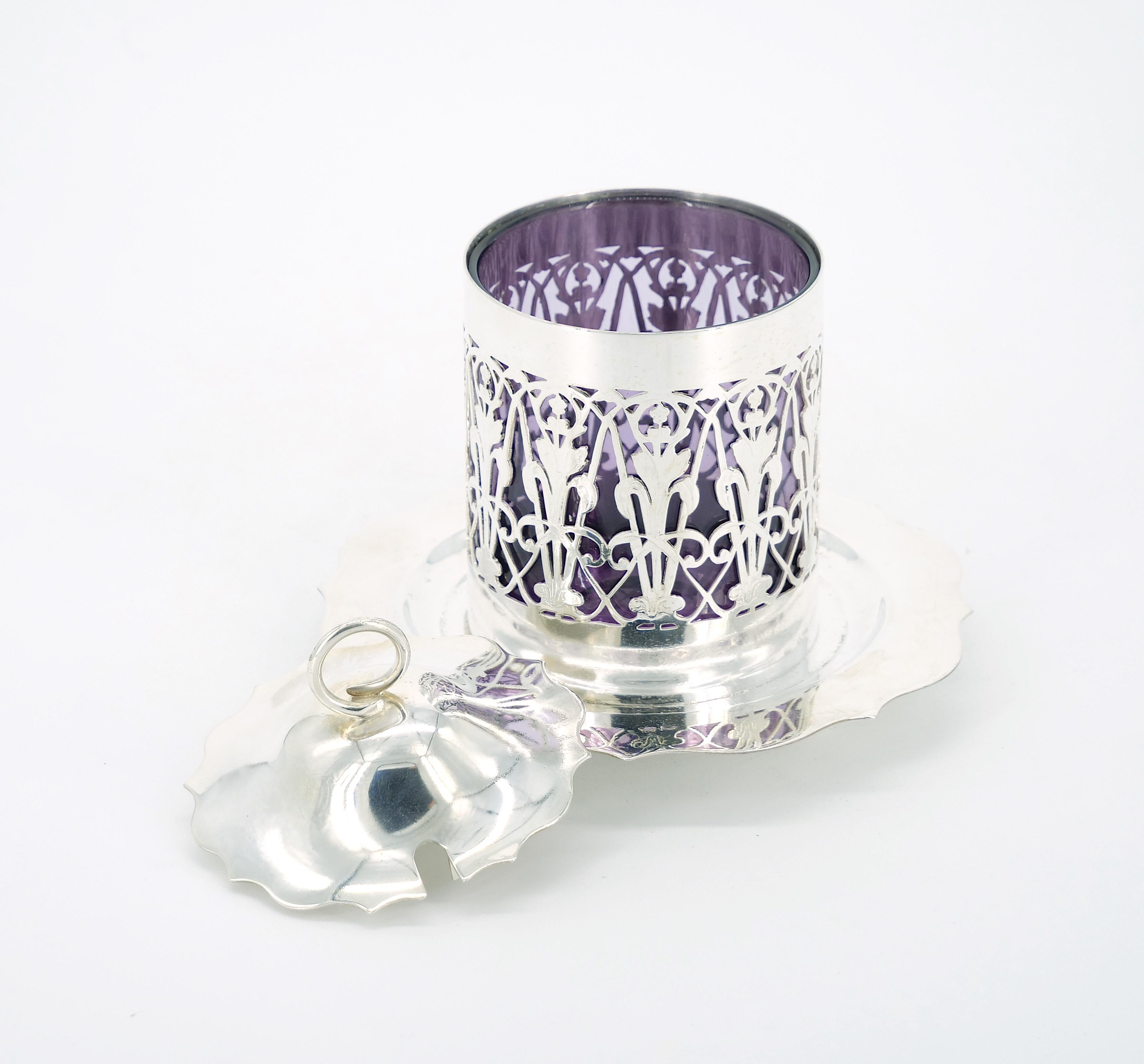 Englisches versilbertes, haltendes, lila Glas-Insert-Tischgeschirr-Deckelgefäß mit Sockel (Edwardian) im Angebot