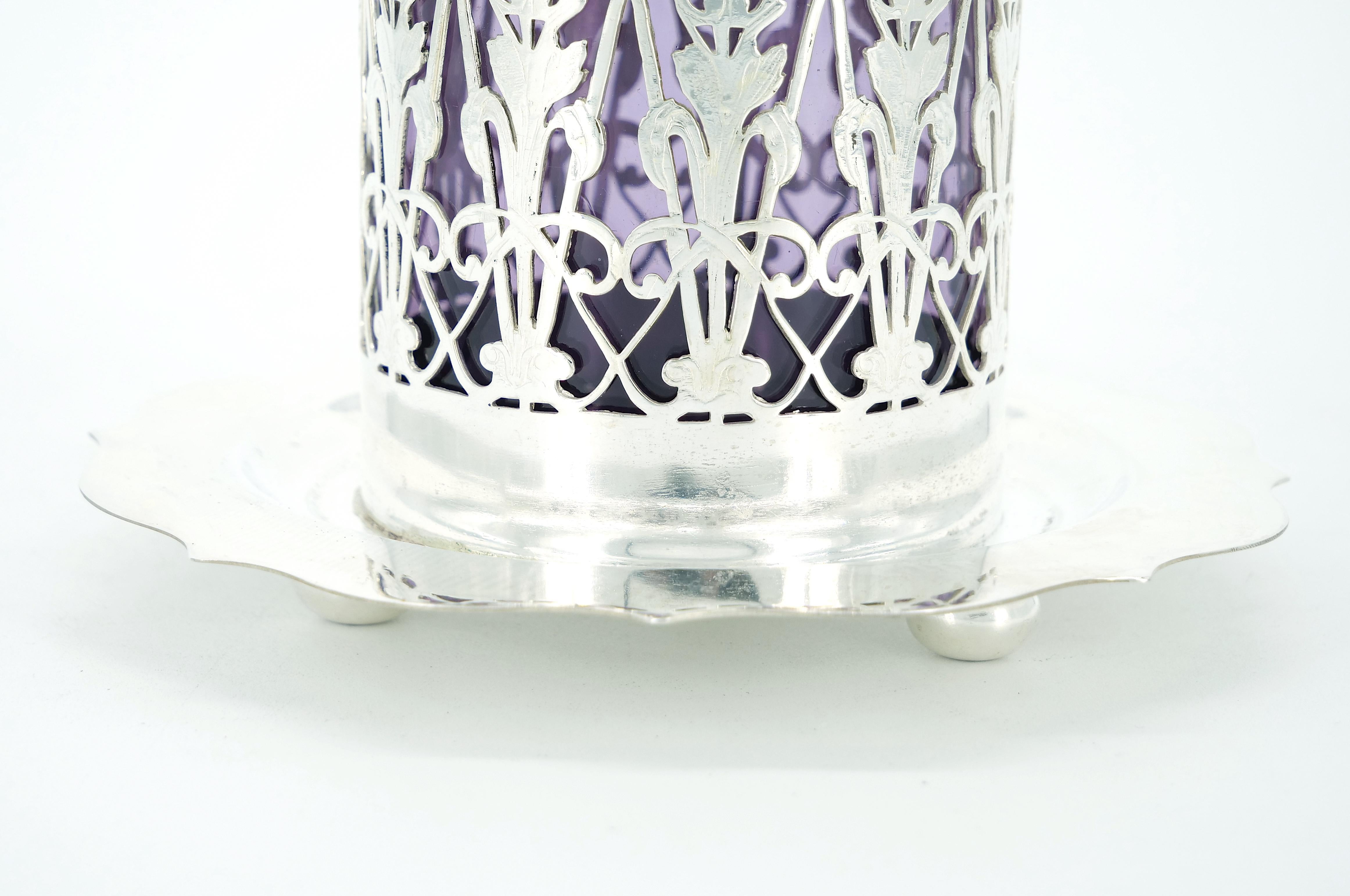 Englisches versilbertes, haltendes, lila Glas-Insert-Tischgeschirr-Deckelgefäß mit Sockel (Graviert) im Angebot