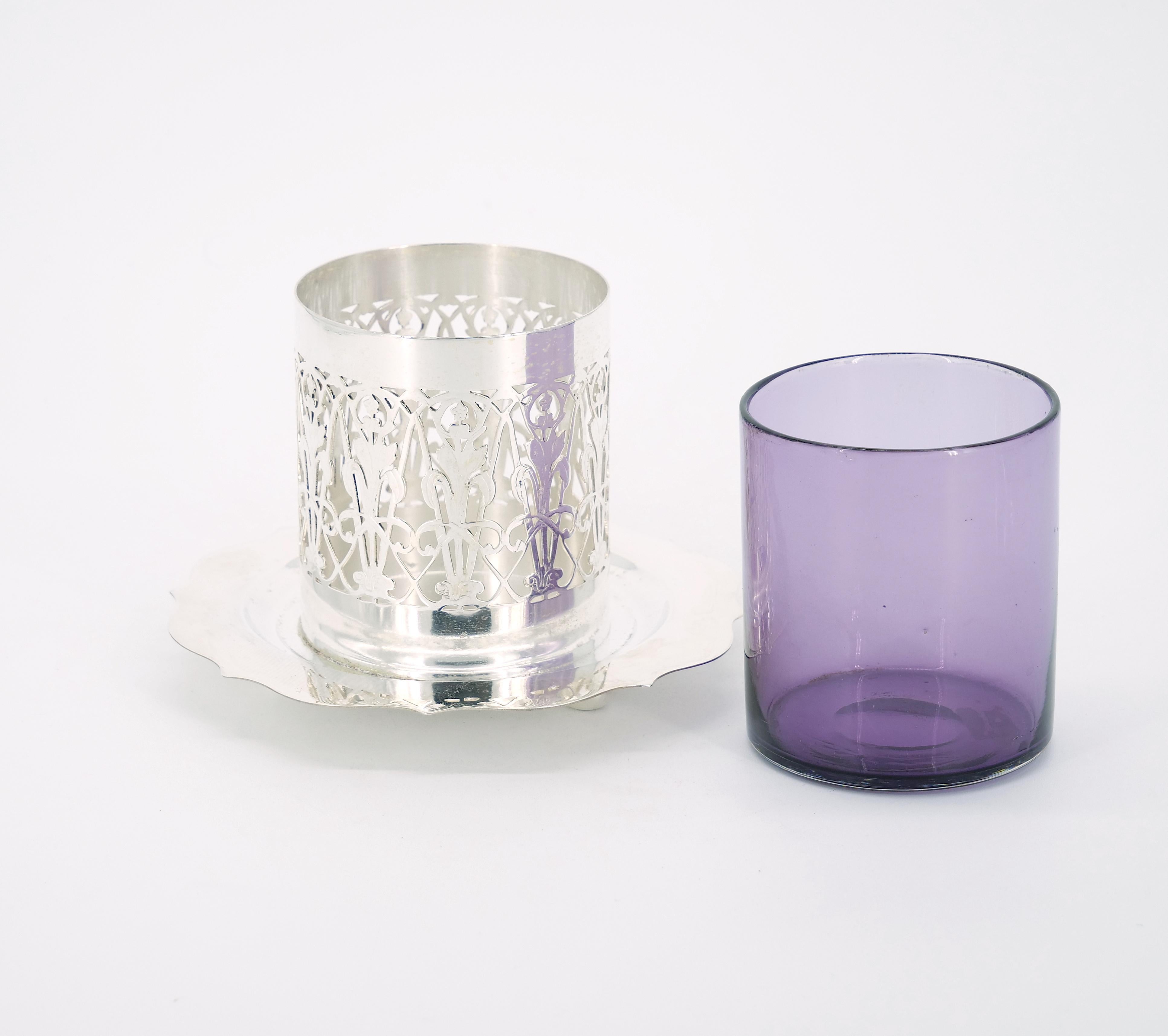 Englisches versilbertes, haltendes, lila Glas-Insert-Tischgeschirr-Deckelgefäß mit Sockel (Frühes 20. Jahrhundert) im Angebot