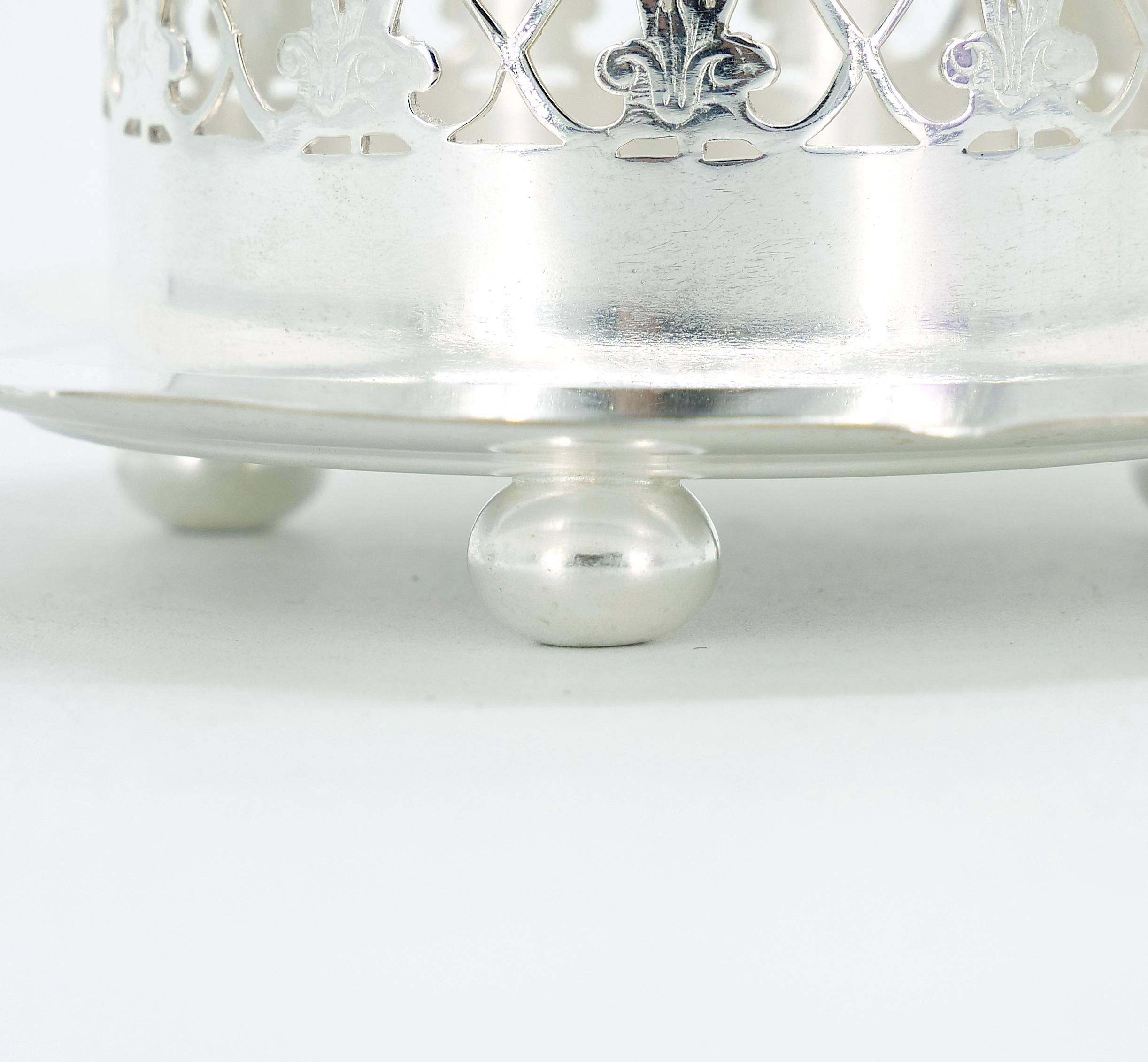 Englisches versilbertes, haltendes, lila Glas-Insert-Tischgeschirr-Deckelgefäß mit Sockel im Angebot 2