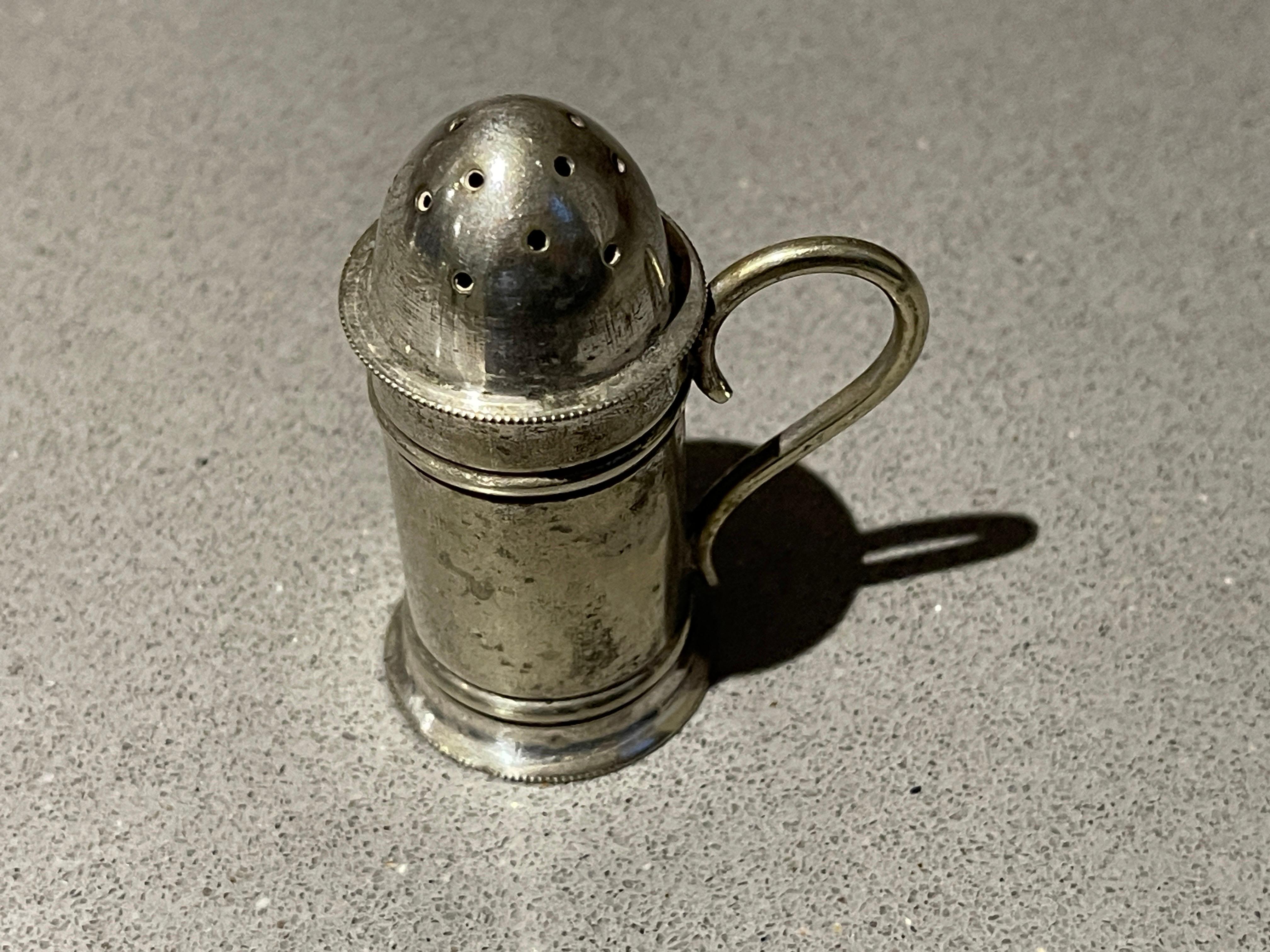 Art déco Poivrière ou épice miniature en métal argenté, Circa 1900 Salière en vente