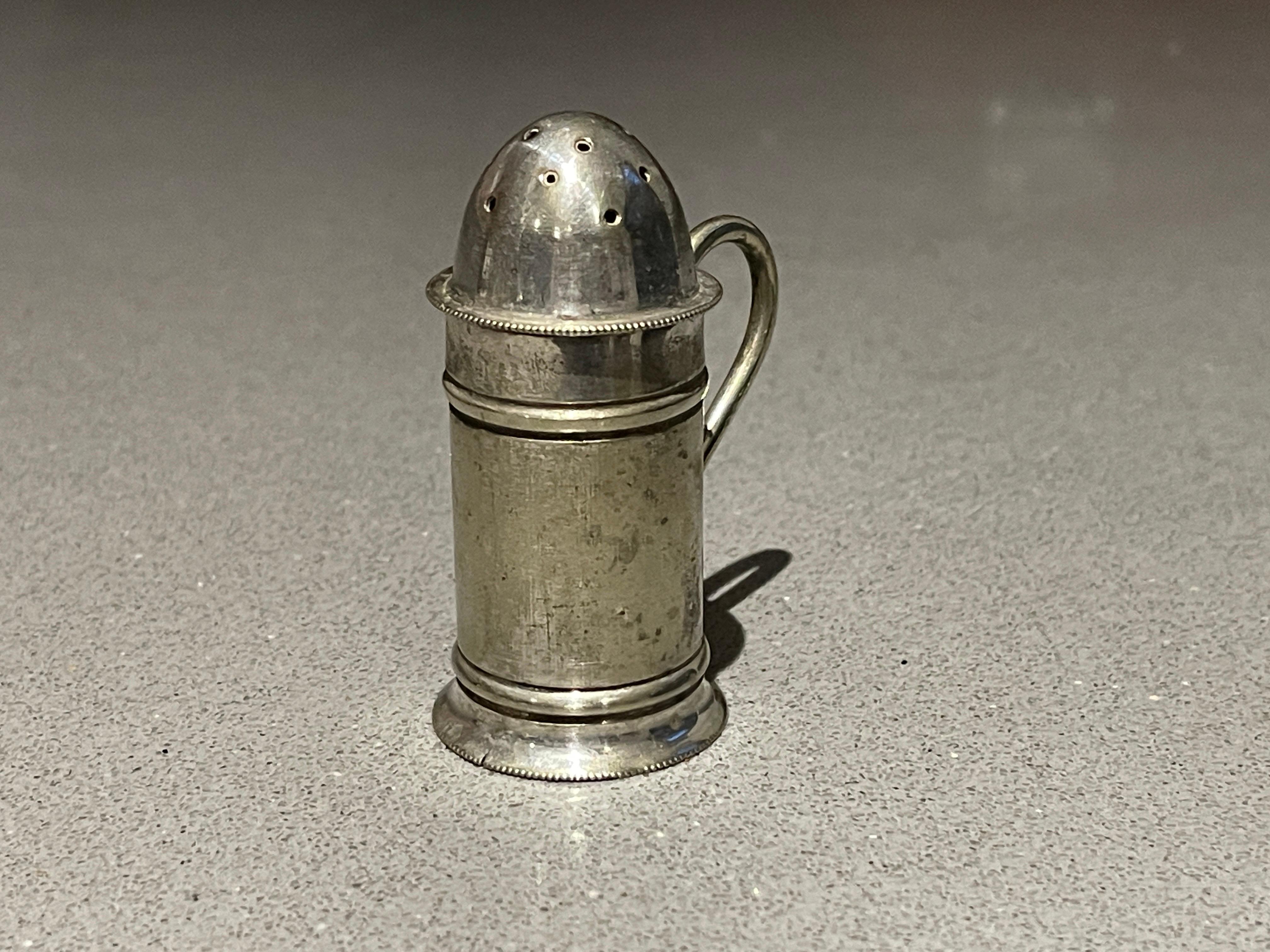 Britannique Poivrière ou épice miniature en métal argenté, Circa 1900 Salière en vente