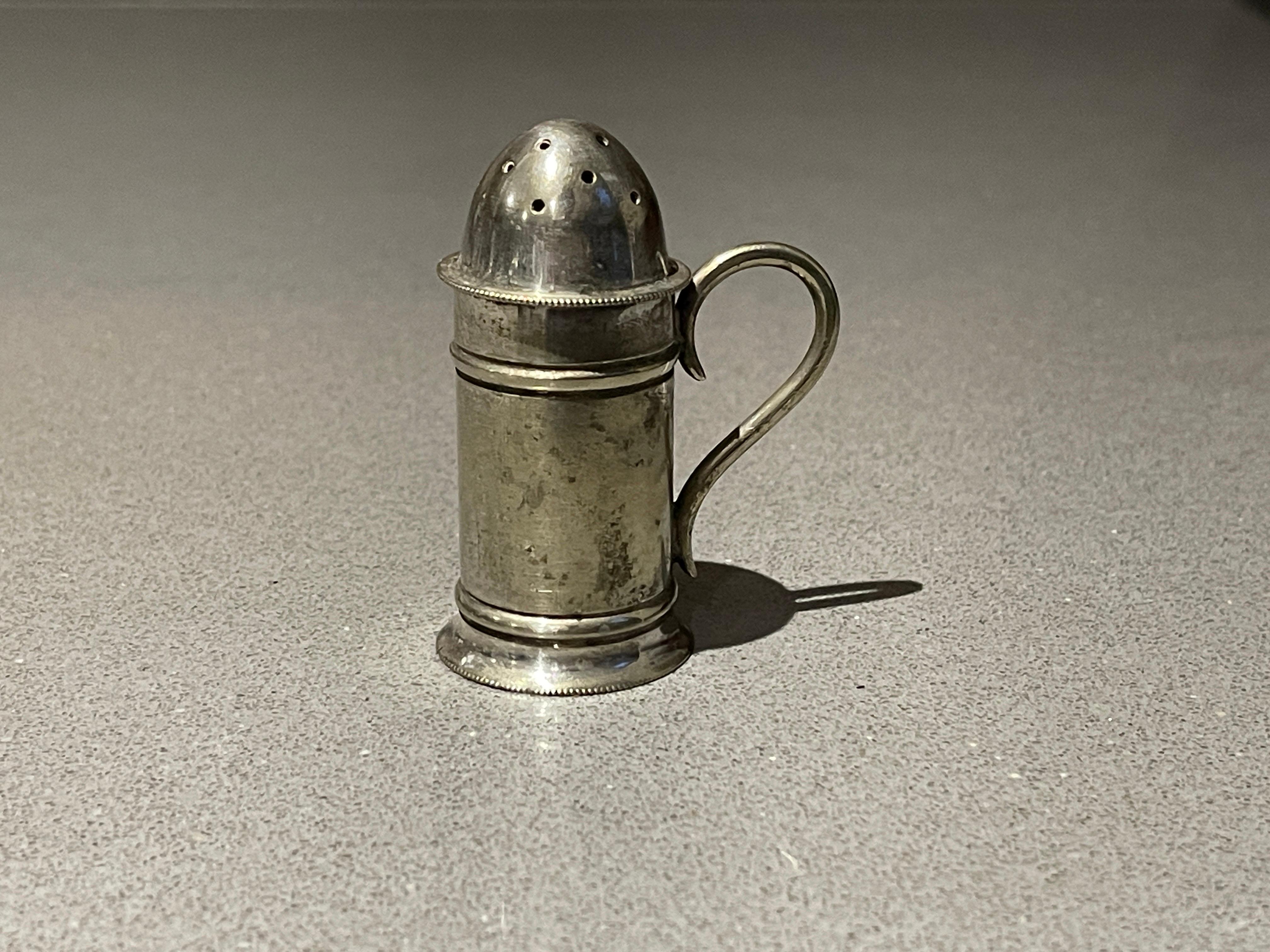 Brossé Poivrière ou épice miniature en métal argenté, Circa 1900 Salière en vente