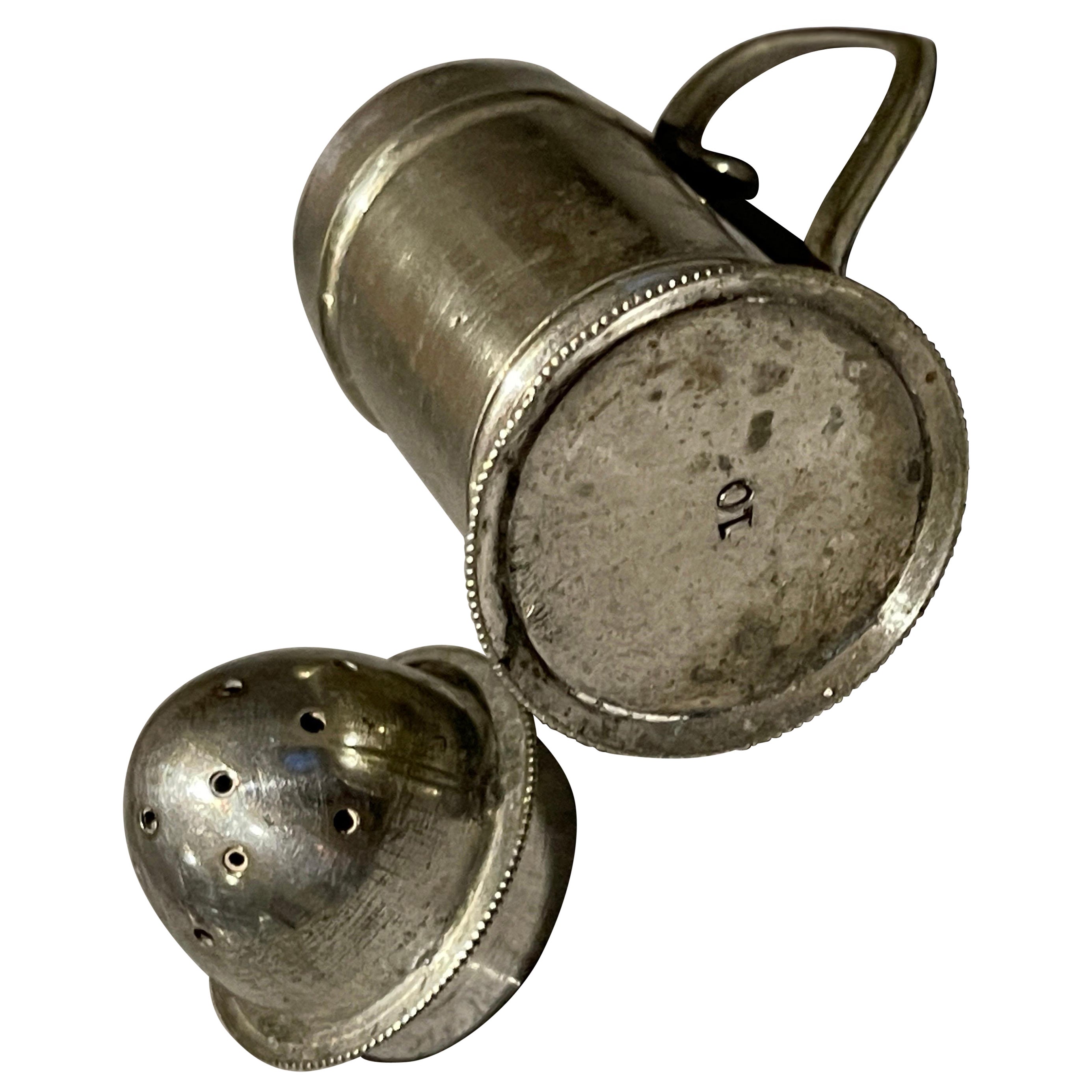 Poivrière ou épice miniature en métal argenté, Circa 1900 Salière en vente
