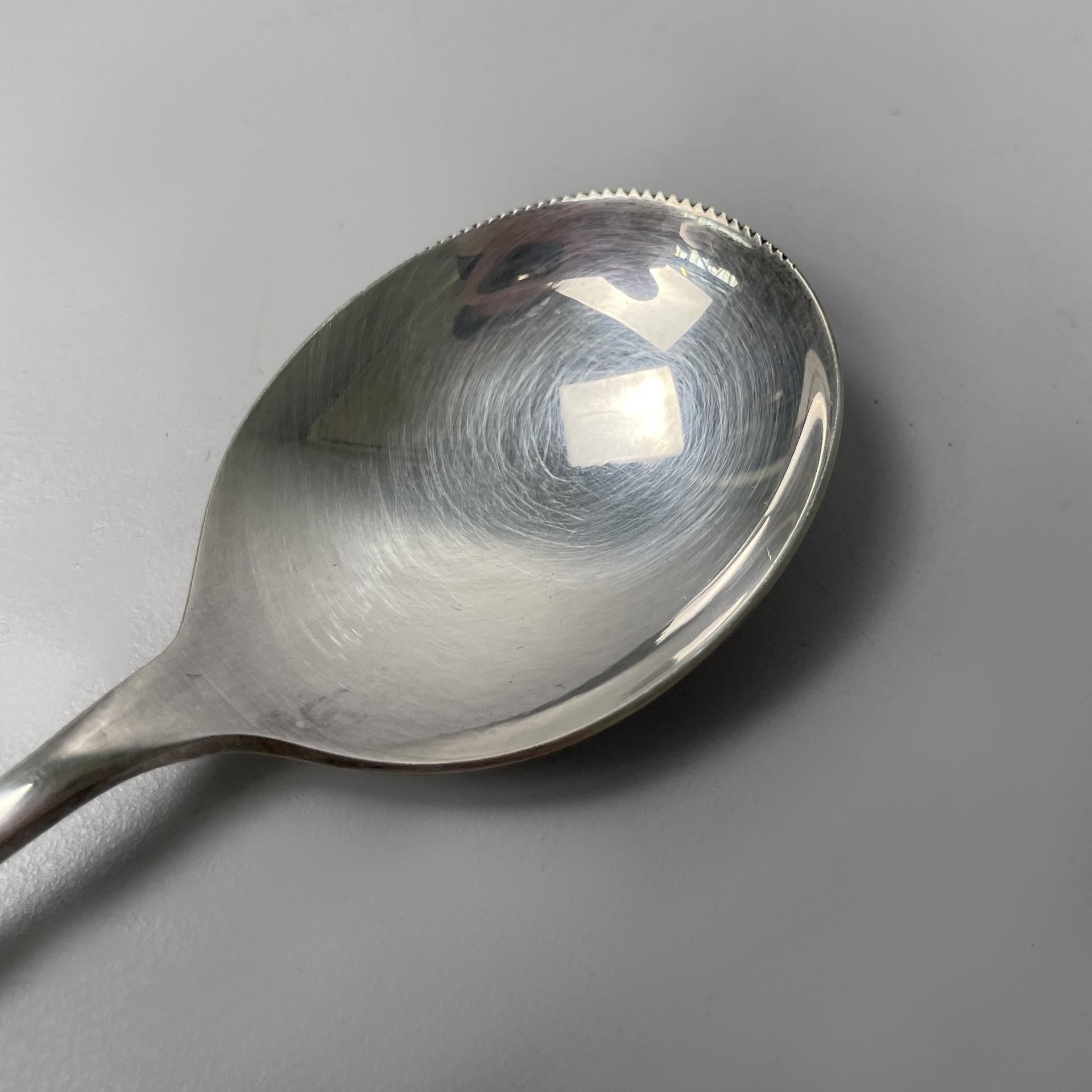Englische versilberte, gezackte Melonenlöffel von George Buttler & Co., 1950er Jahre im Angebot 1