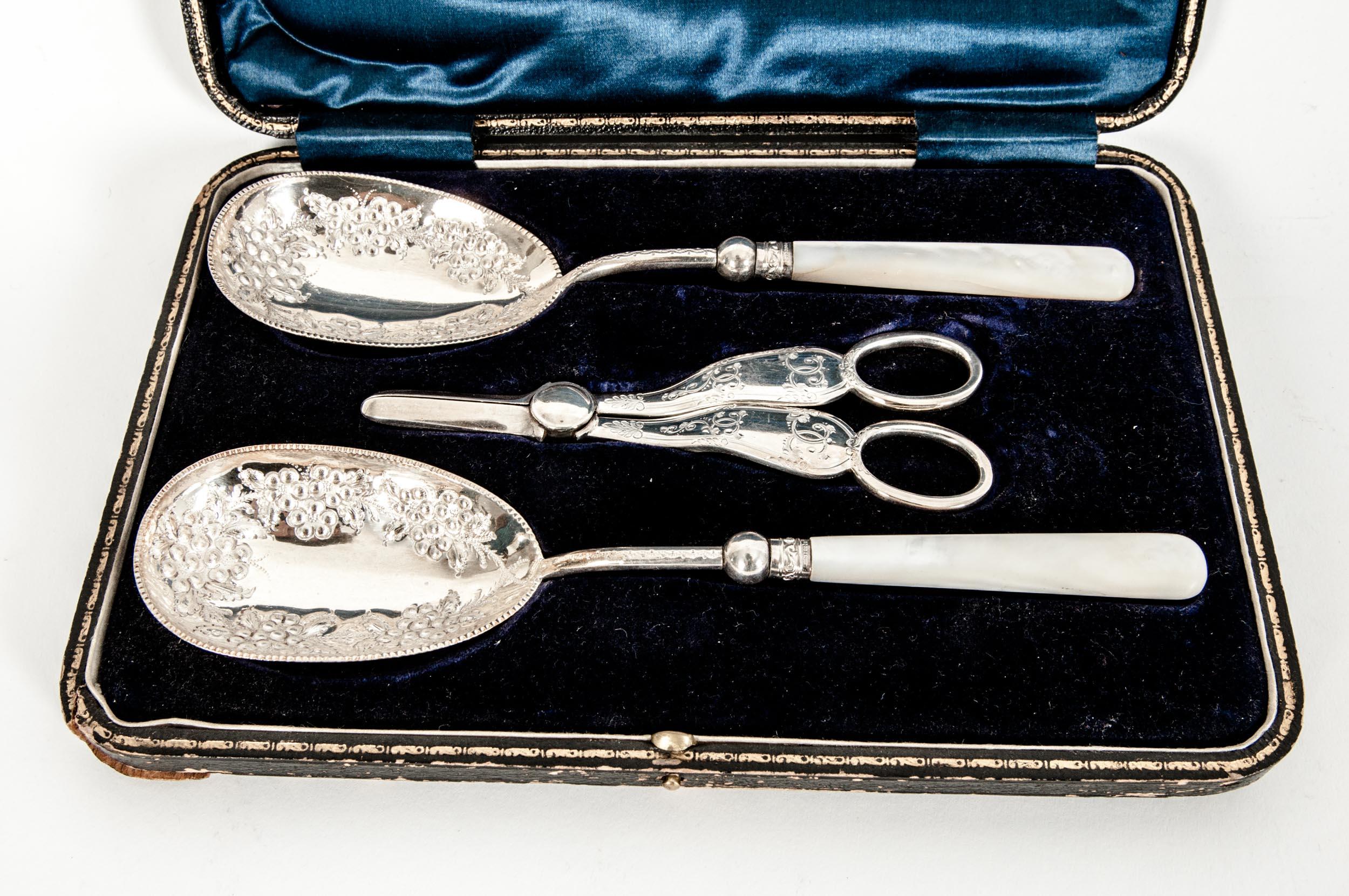 English silver plated set spoons and grape shears with pearl handles. The set is in great antique condition. Minor wear consistent with age. Maker's mark undersigned. The box measure about 10 inches long x 7 inches wide x 1.4 inches deep.