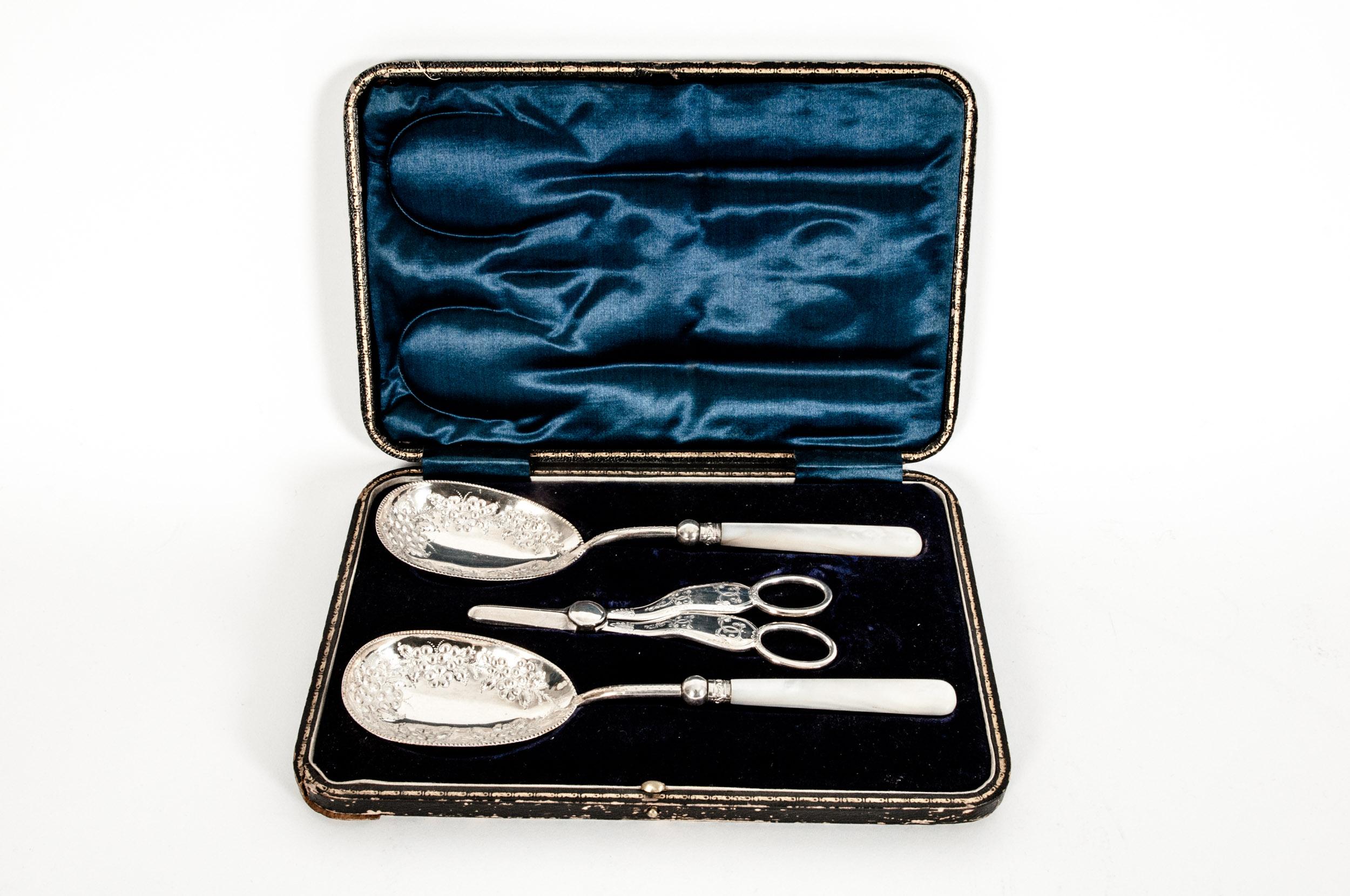 English Silver Plated Set Spoons & Grape Shears In Good Condition In Tarry Town, NY