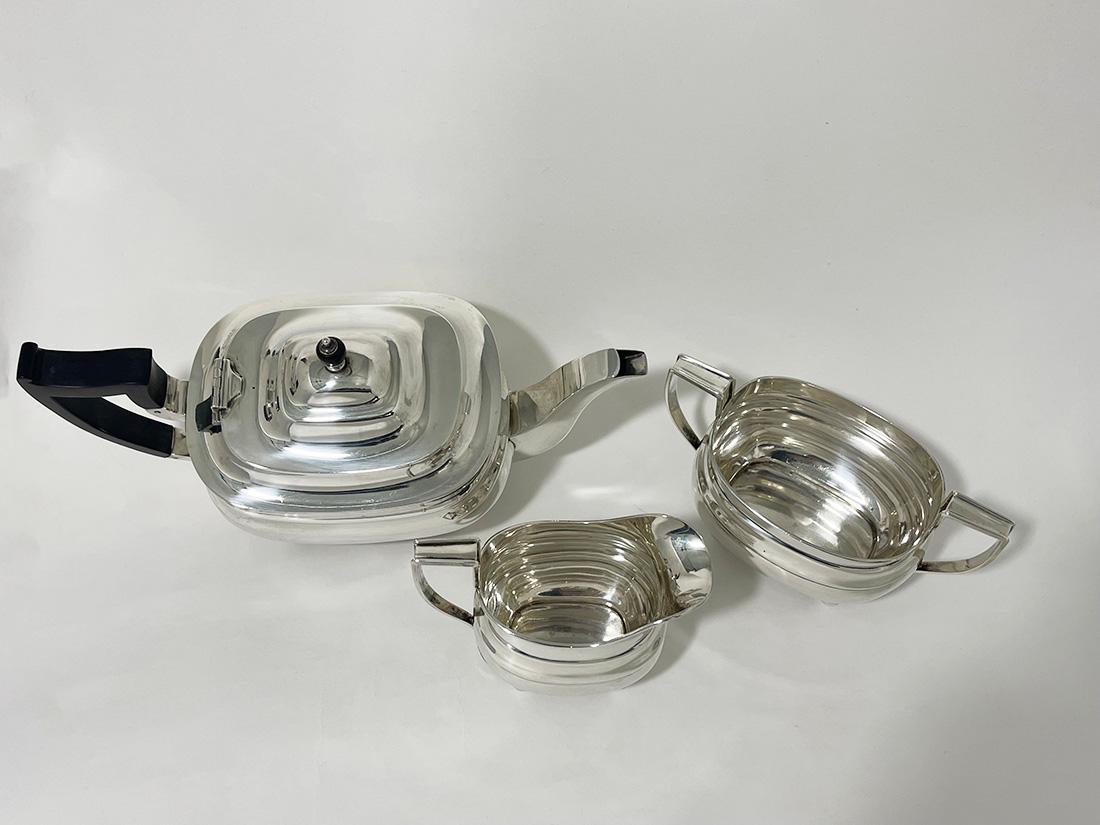 English Silver rectangular tea set 1930s

A silver tea set with a teapot, sugar bowl and a milk jug in an rectangular shape with a scalloped body It is silver marked with the English hallmarks of William Hutton , Sheffield (1896-2006) ( sugar bowl