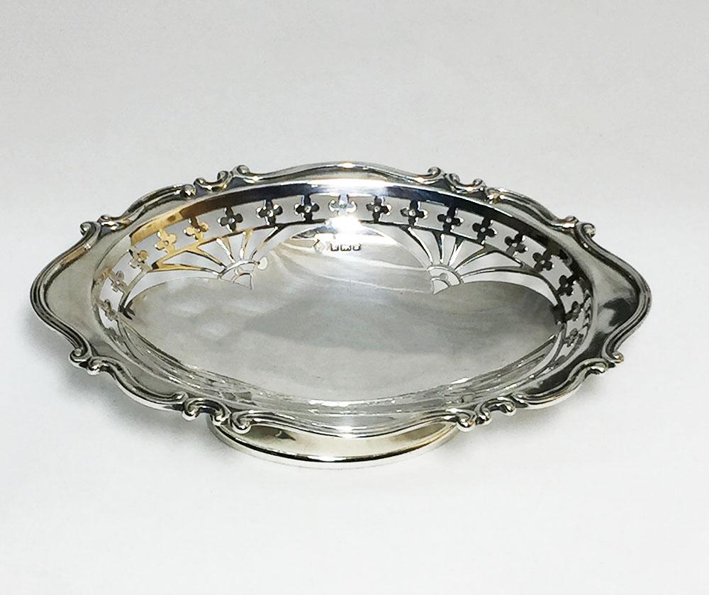 English silver small basket by Martin, Hall & Co. Sheffield, 1910

An oval elegant small silver basket with openwork body of floral motif and rococo style edge

English Hall marks,
Crown and lion of English sheffield silver
Master sign of