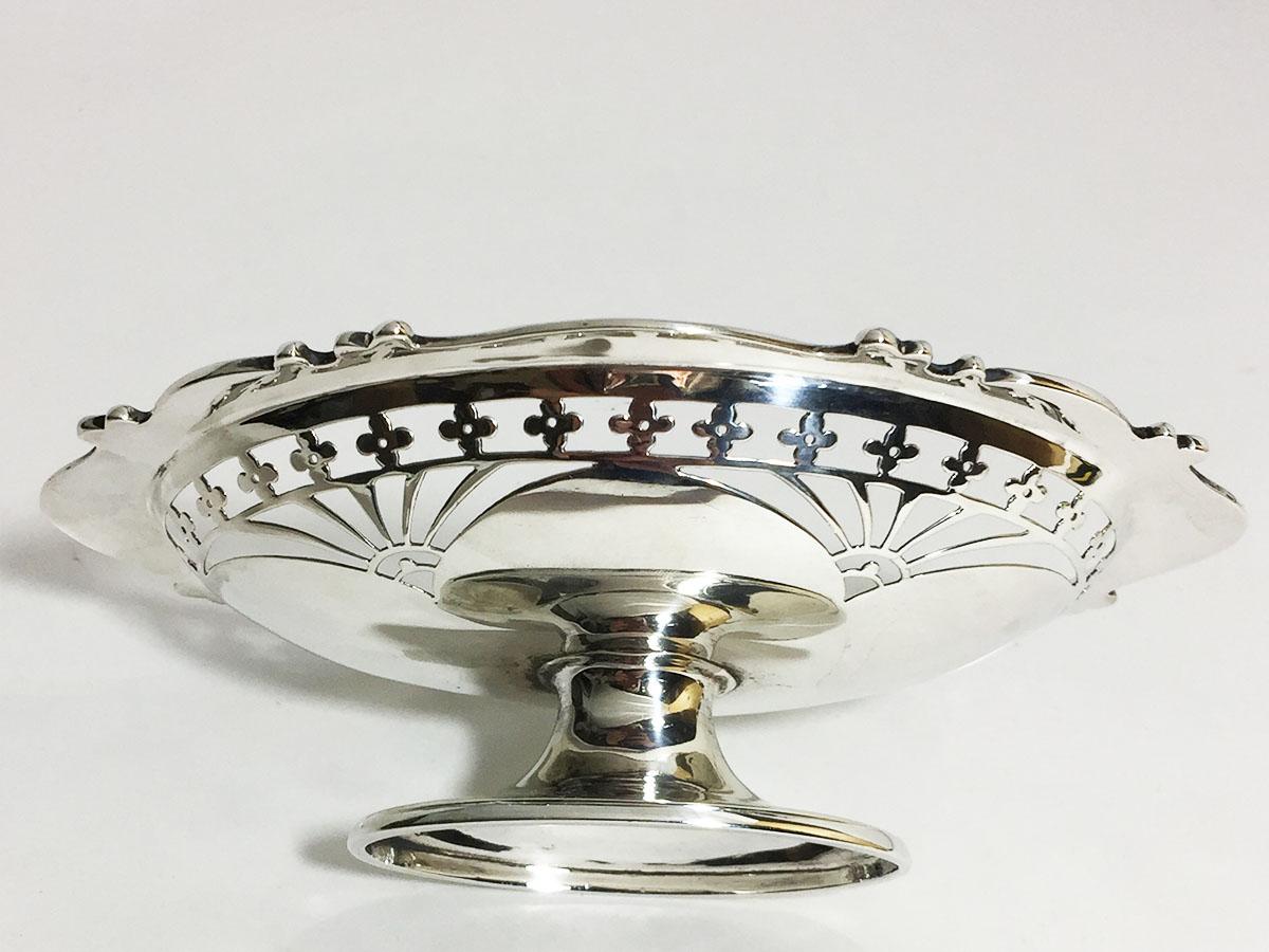 English Silver Small Basket by Martin, Hall & Co. Sheffield, 1910 In Good Condition For Sale In Delft, NL