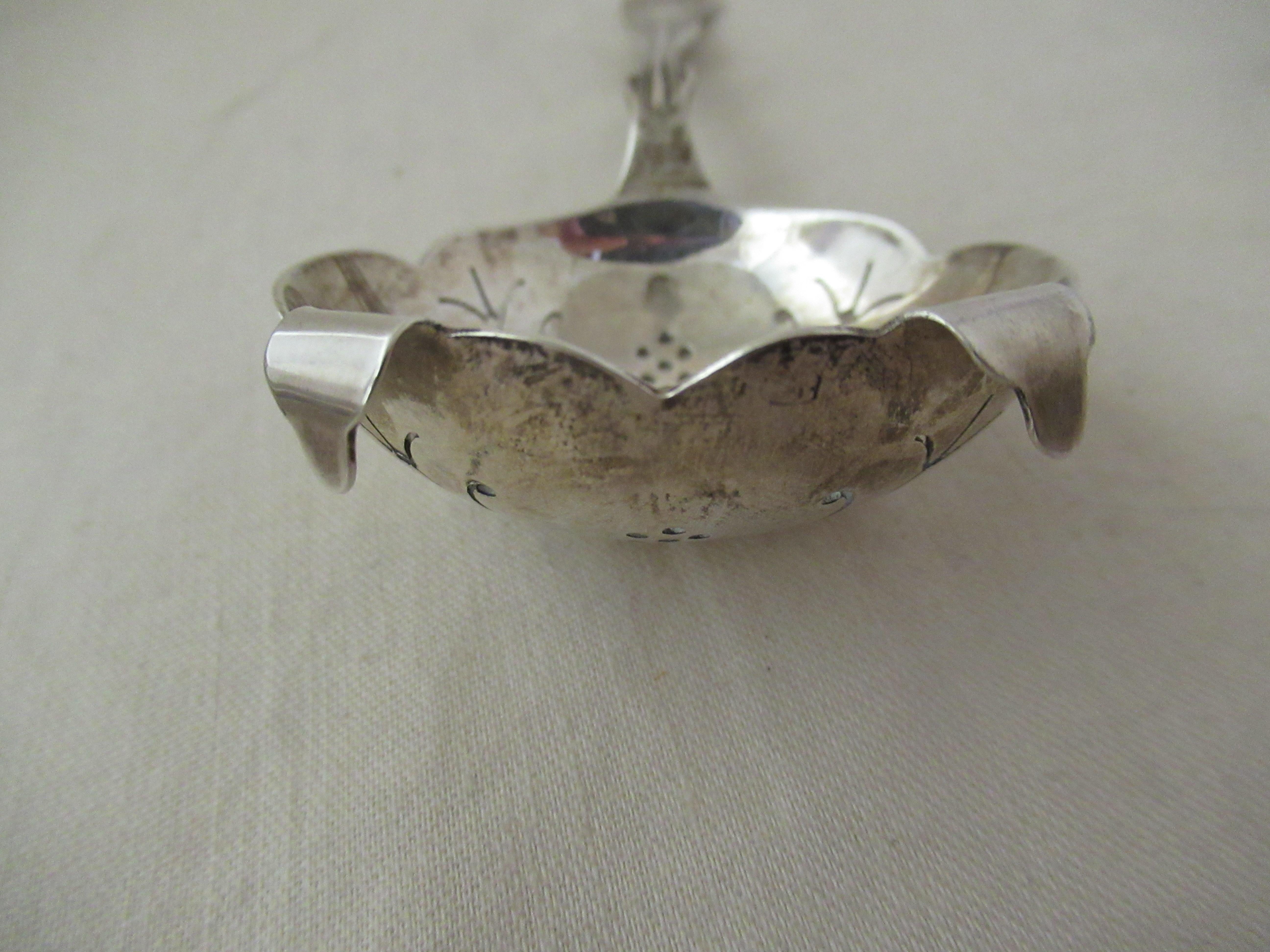 English Silver, Tea Strainer '1894' & Butter Shell '1977', London & Sheffield For Sale 4