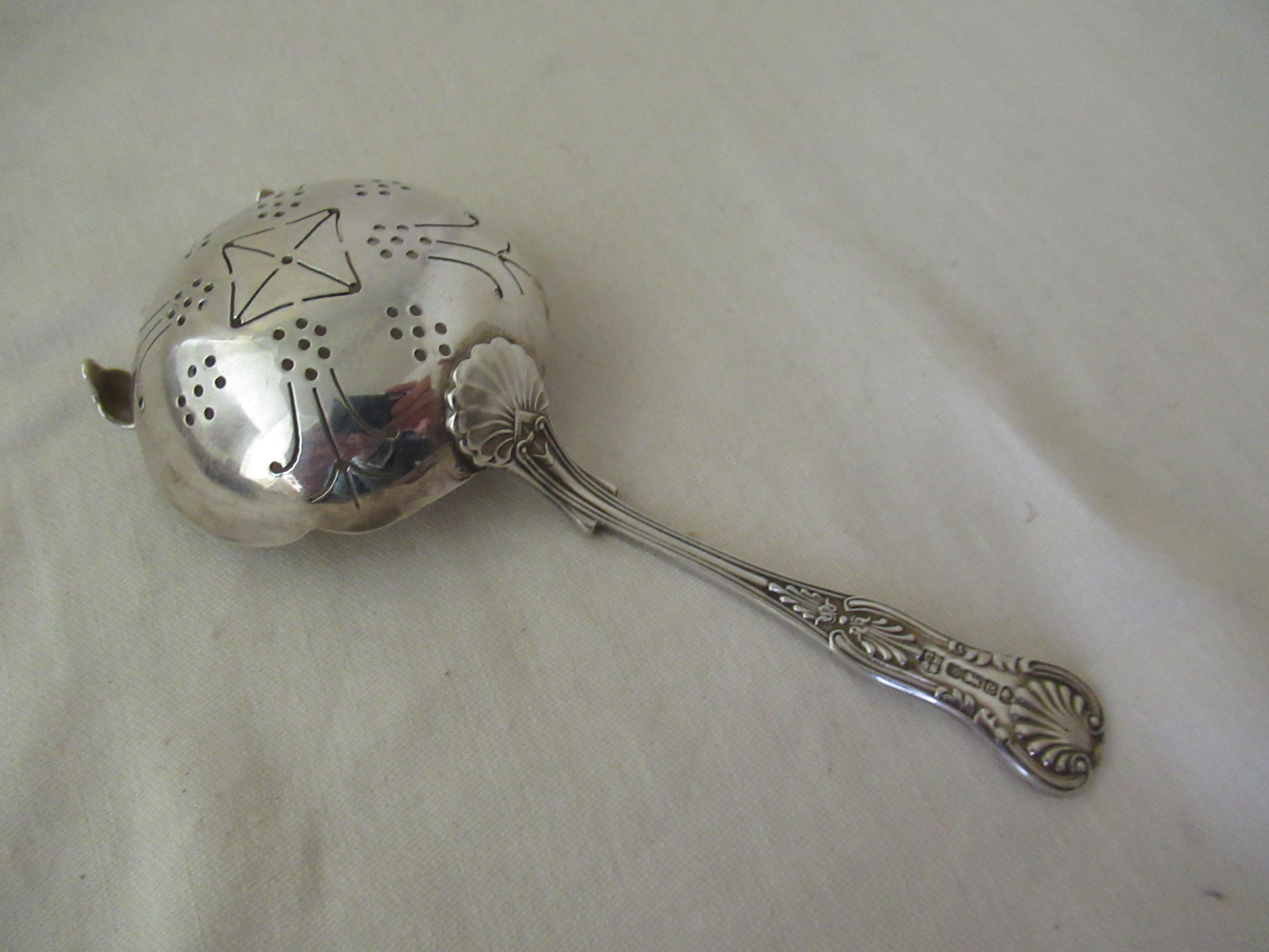 English Silver, Tea Strainer '1894' & Butter Shell '1977', London & Sheffield For Sale 6