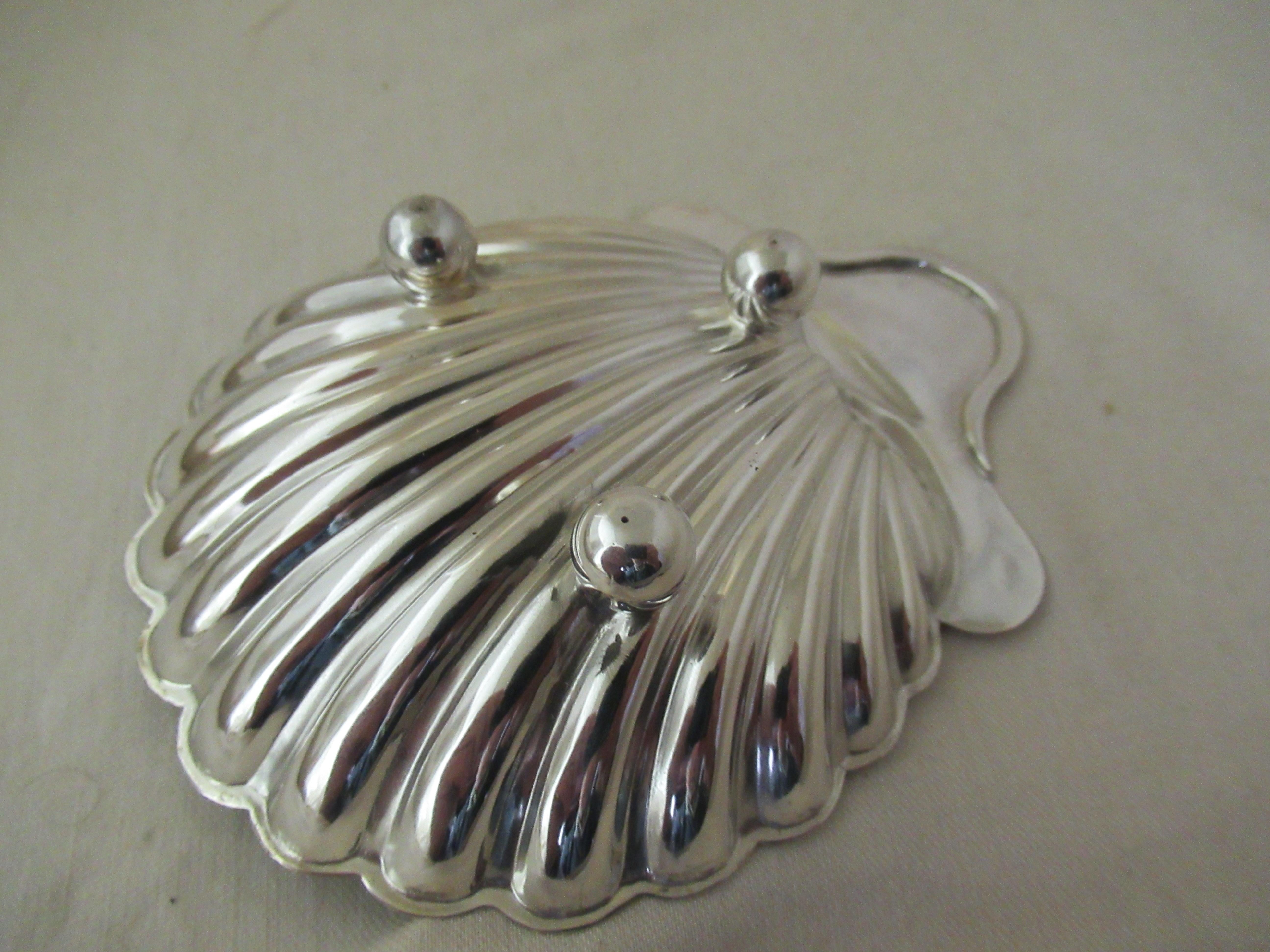 English Silver, Tea Strainer '1894' & Butter Shell '1977', London & Sheffield In Excellent Condition For Sale In York, GB