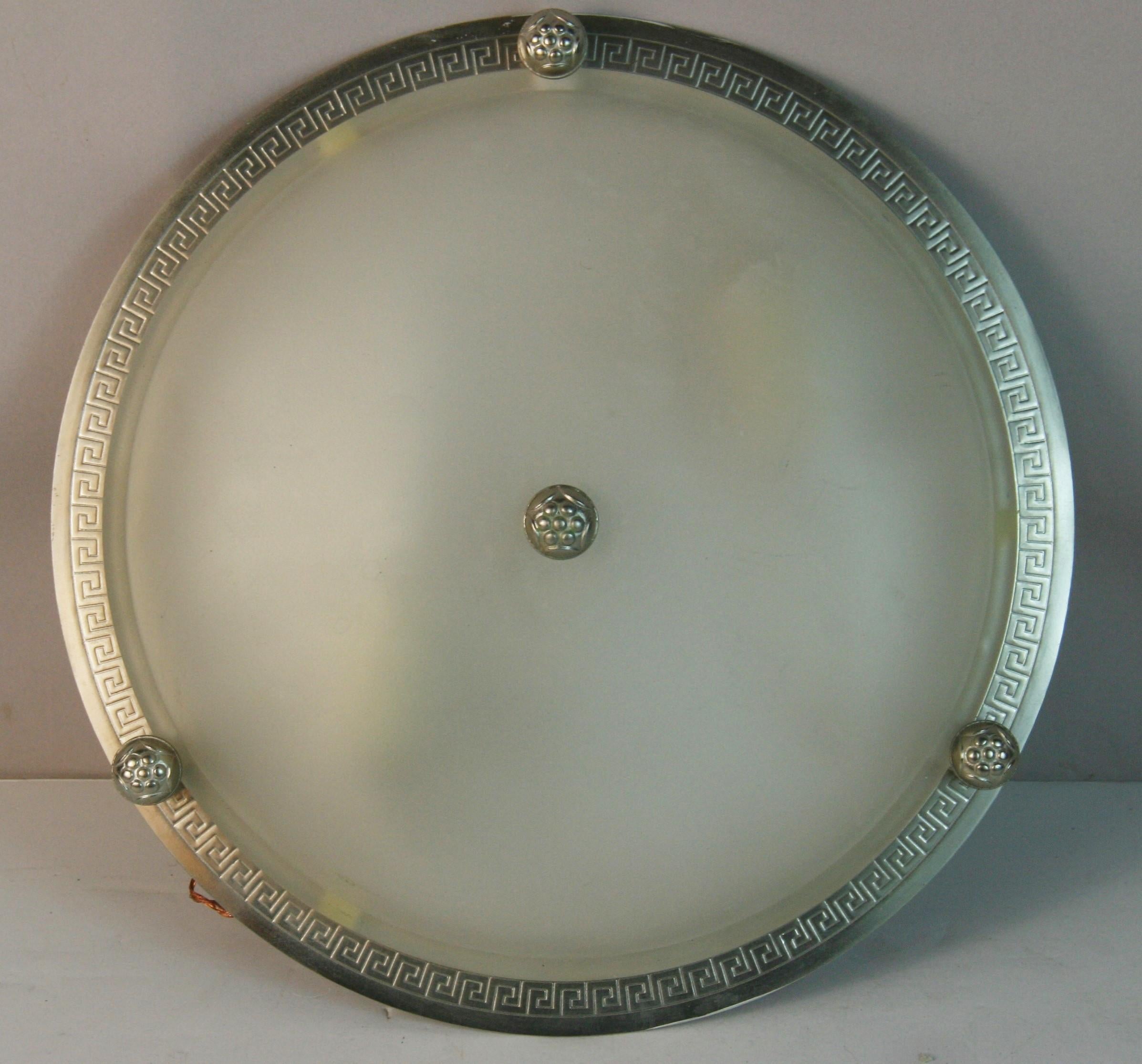 Montatura a incasso inglese a 2 luci del 1833 con bordi a chiave greca.
Il cablaggio richiede 2 lampadine da 60 watt a candelabro
4 pezzi disponibili al prezzo individuale