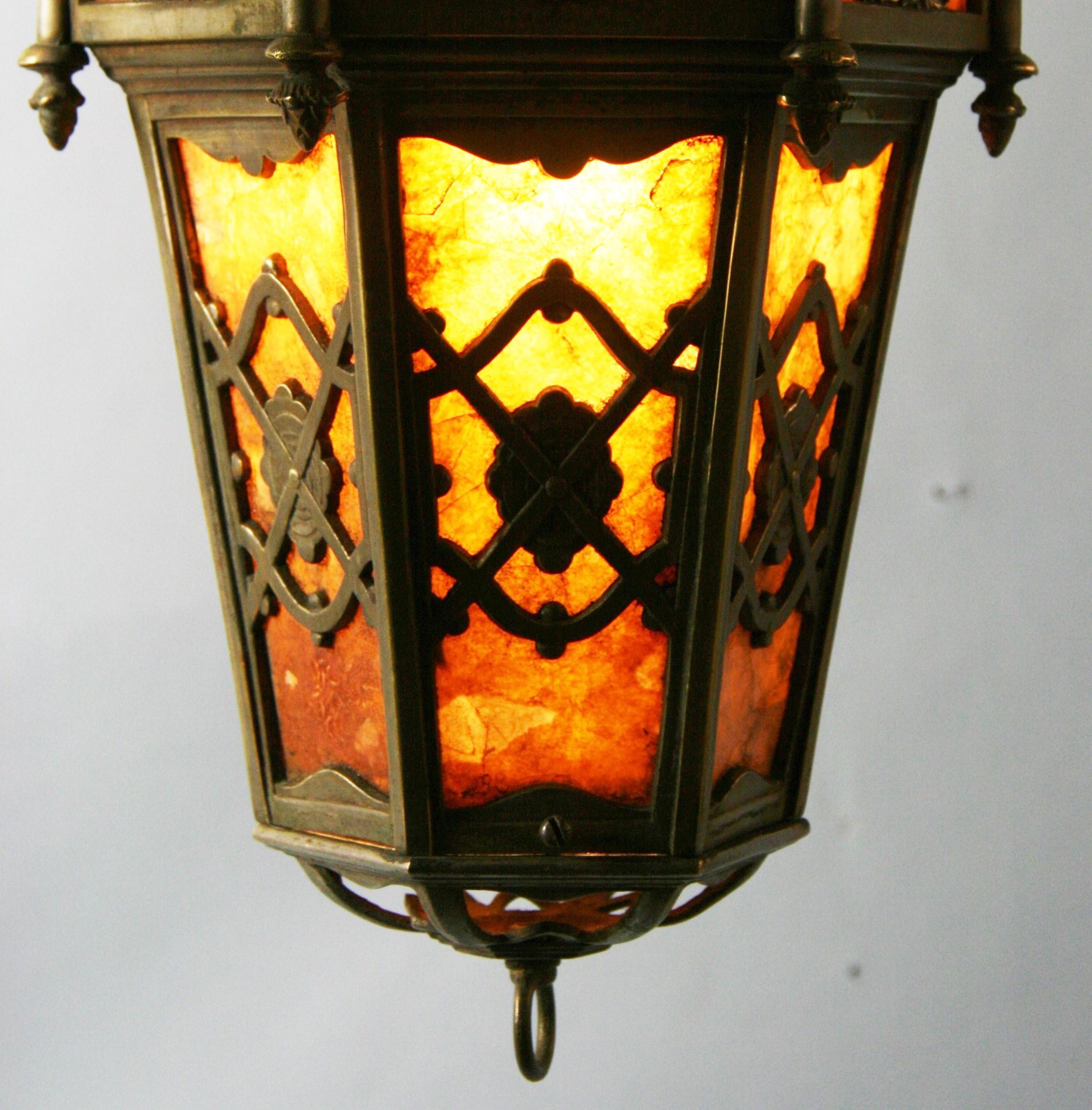 Englische versilberte Bronzelaterne mit Mica-Paneelen aus den 1920er Jahren im Zustand „Gut“ im Angebot in Douglas Manor, NY