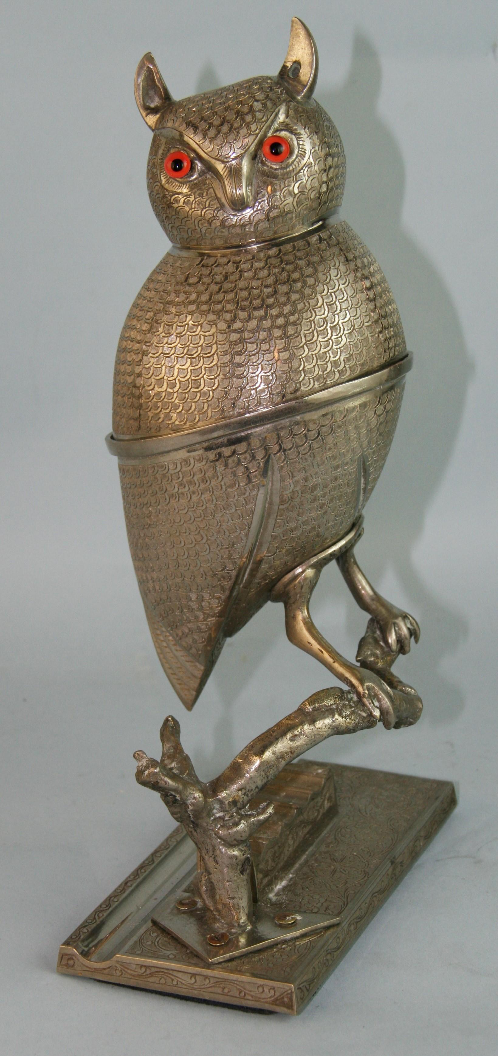 1154 Hand crafted silvered brass highly detailed (jeweler incised) owl with hinged
storage compartment.
Music mechanism not working.
