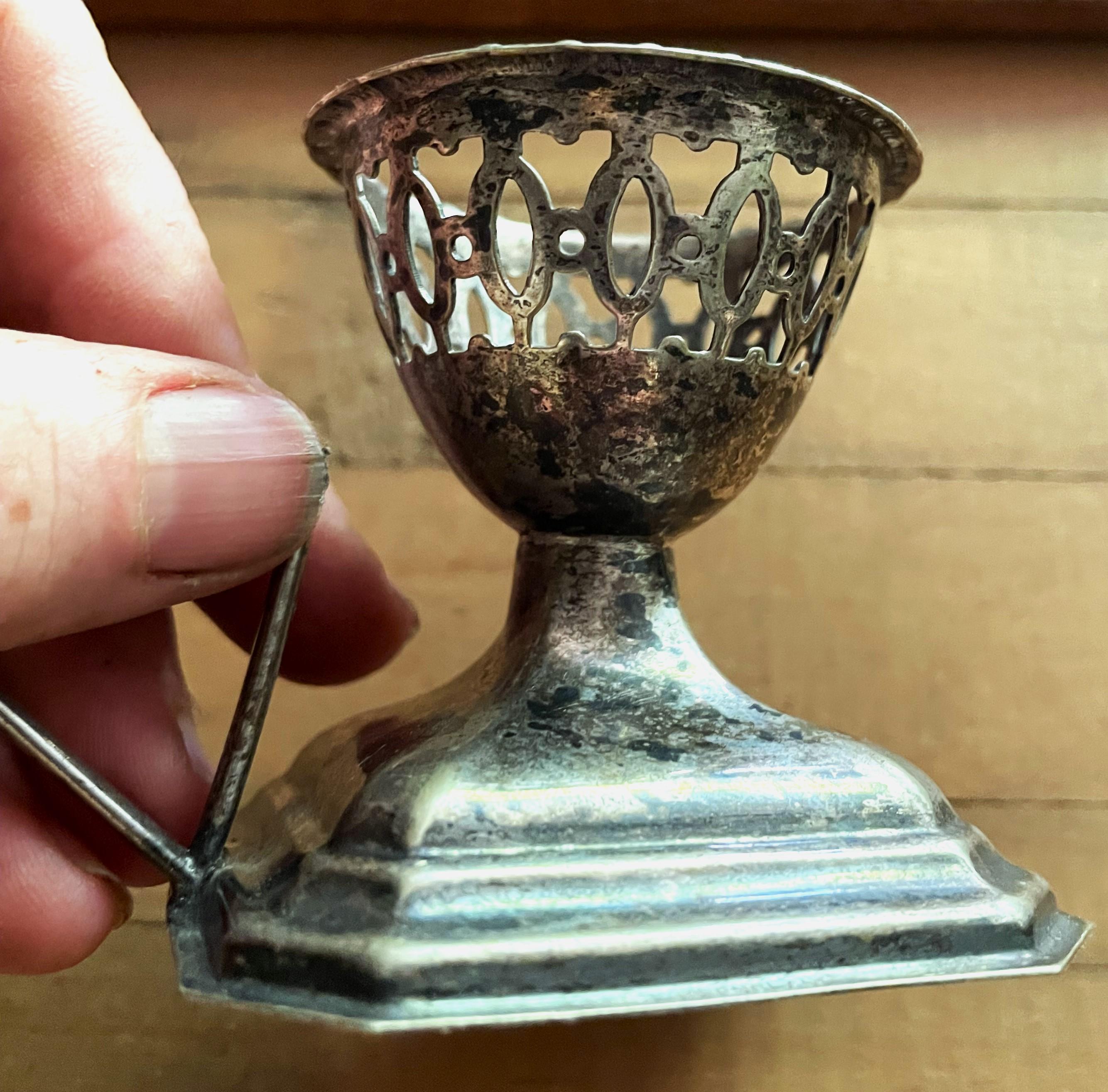 Non riesco a pensare a un modo più elegante di servire un uovo mattutino, che sia sodo o alla coque, se non in questo portauovo in argento maneggiato. È decorato con un grazioso motivo di ritagli intorno al punto in cui si trova l'uovo e ha una