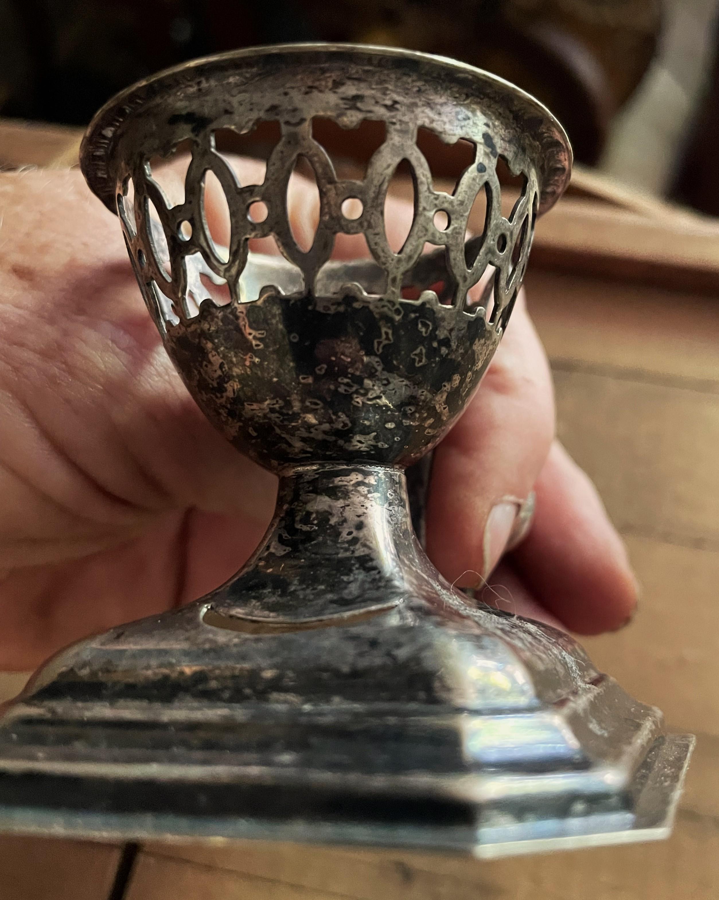 Neoclassico Server/portatutto/tazza per uova sode dure/morbide in silverplate inglese EPNS in vendita