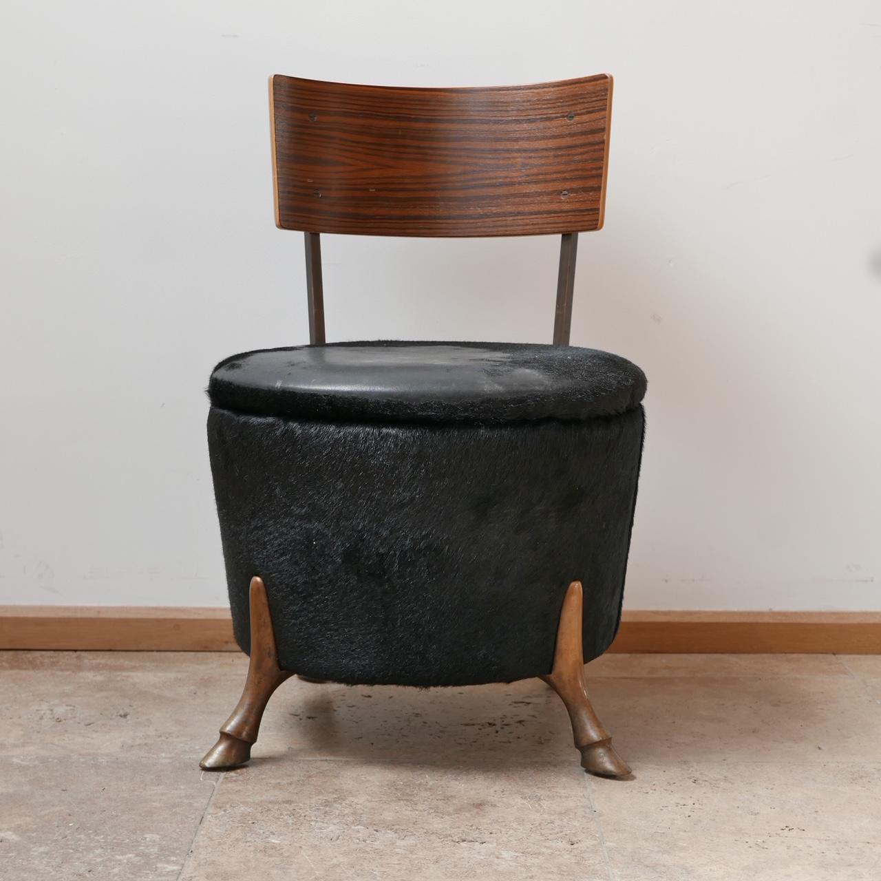 Silla ocasional inglesa con pata de caballo de bronce de mediados de siglo.


Una silla auxiliar con patas de caballo muy poco habitual. 

Perfecta como silla de tocador. 

Recubierto de un material natural, probablemente piel de caballo,