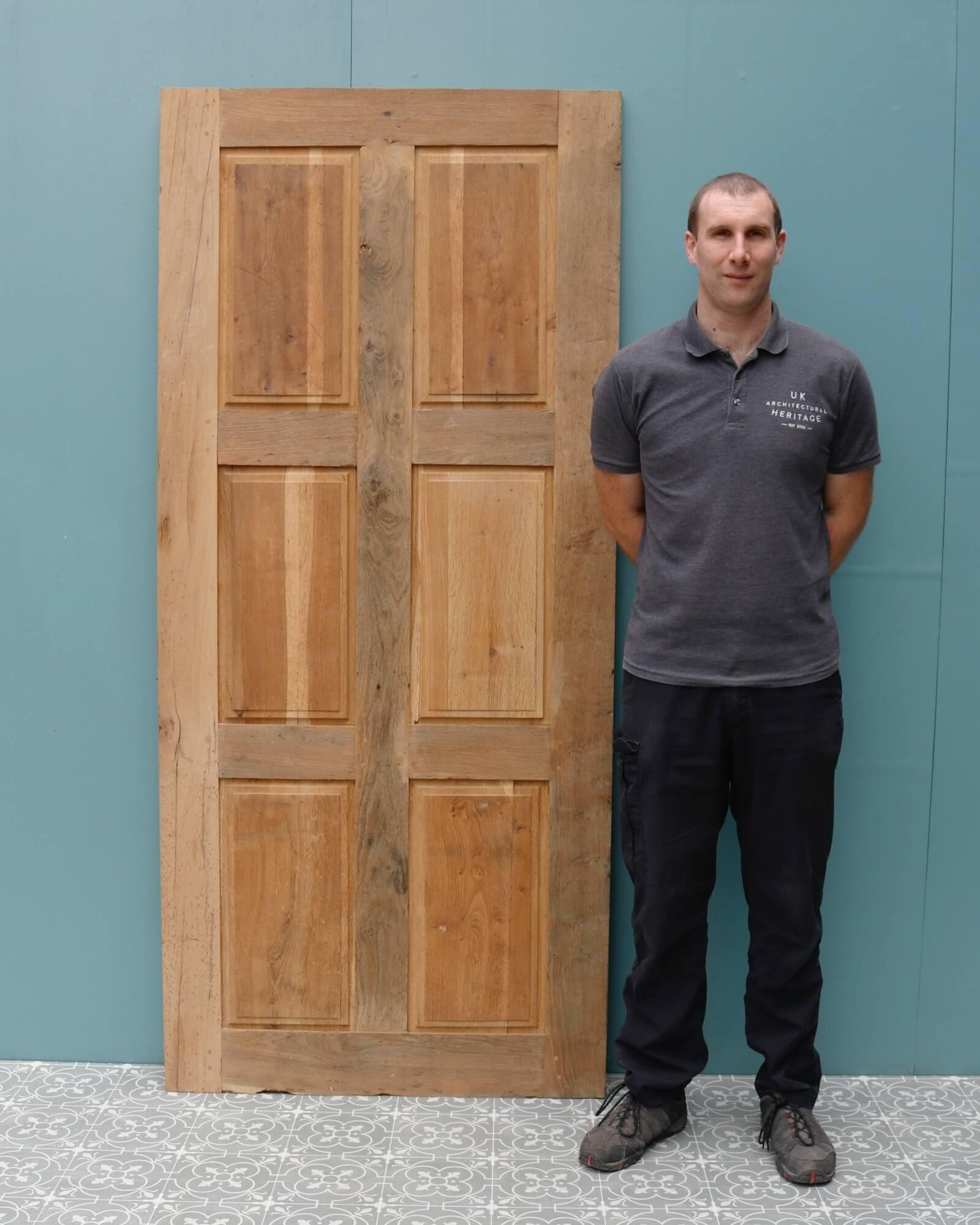 Porte française en chêne recyclé à six panneaux, adaptée à un usage intérieur. Fabriquée à partir de bois de chêne ancien, cette porte récupérée a un aspect rustique et une finition décapée, prête à être peinte, teintée ou cirée. Il s'agit d'un