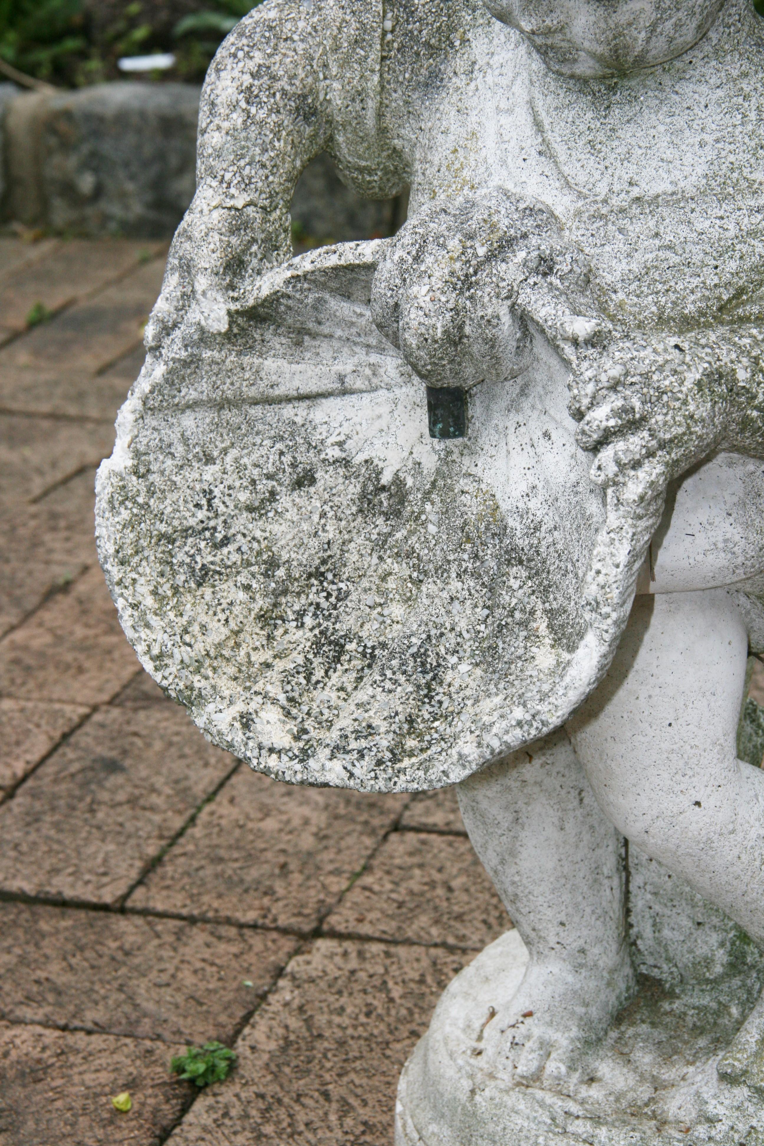 Englischer kleiner englischer Gartensteinbrunnen mit Muscheln, 1920er Jahre im Angebot 2