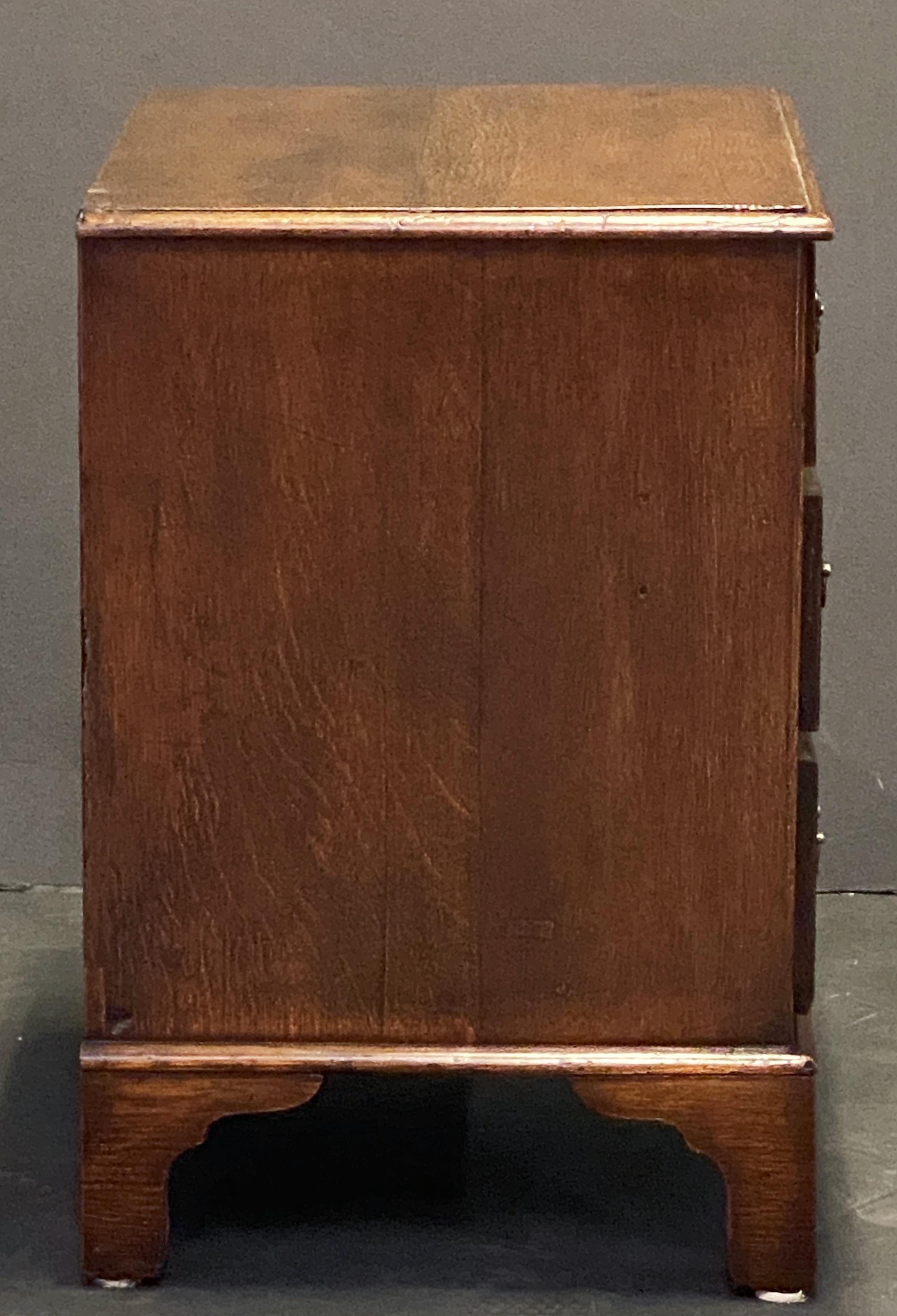 Piccolo mobile cassettiera inglese in Oak su piedi a staffa in vendita 4