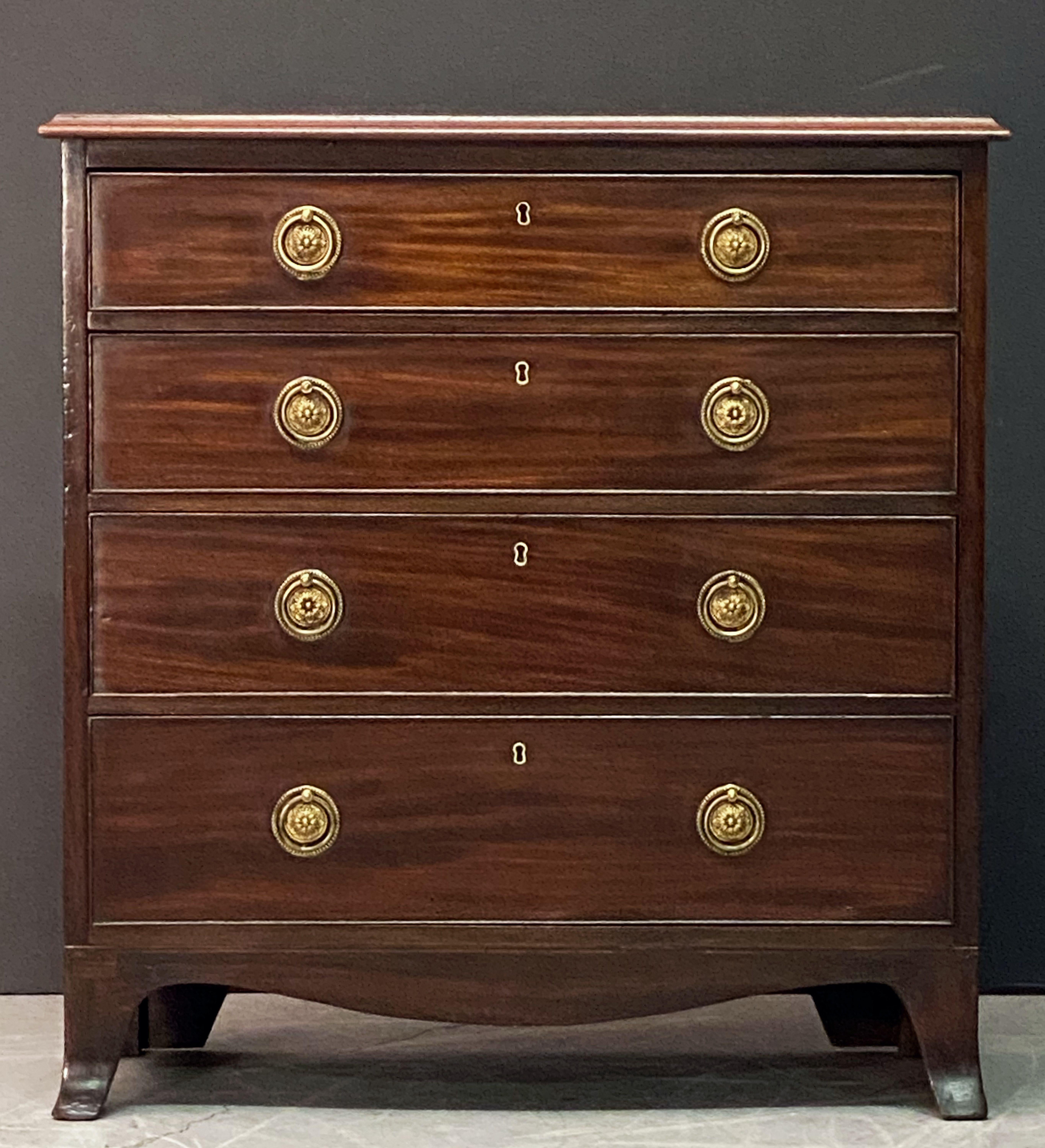 English Small Chest of Drawers of Mahogany In Good Condition In Austin, TX