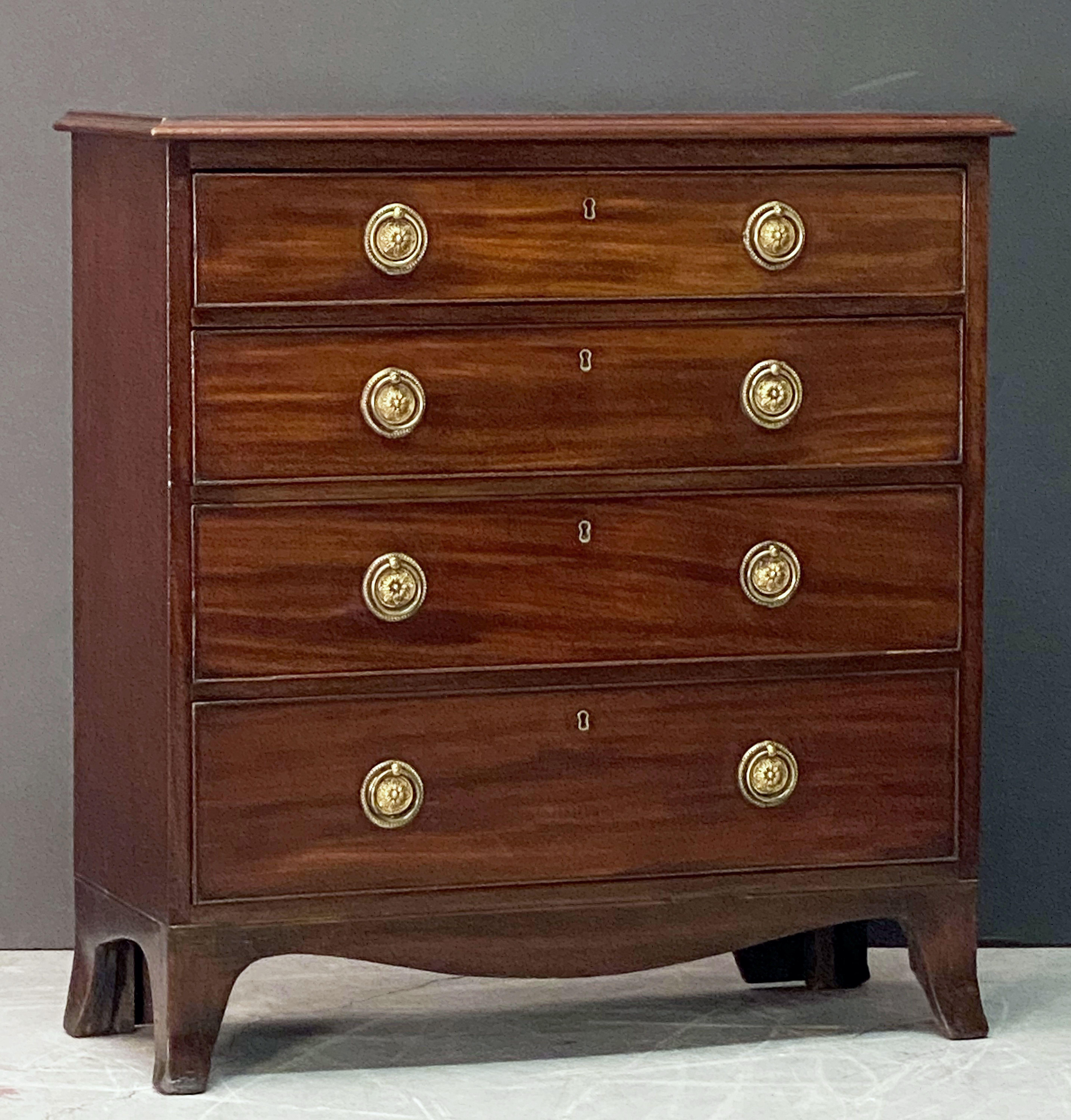 20th Century English Small Chest of Drawers of Mahogany