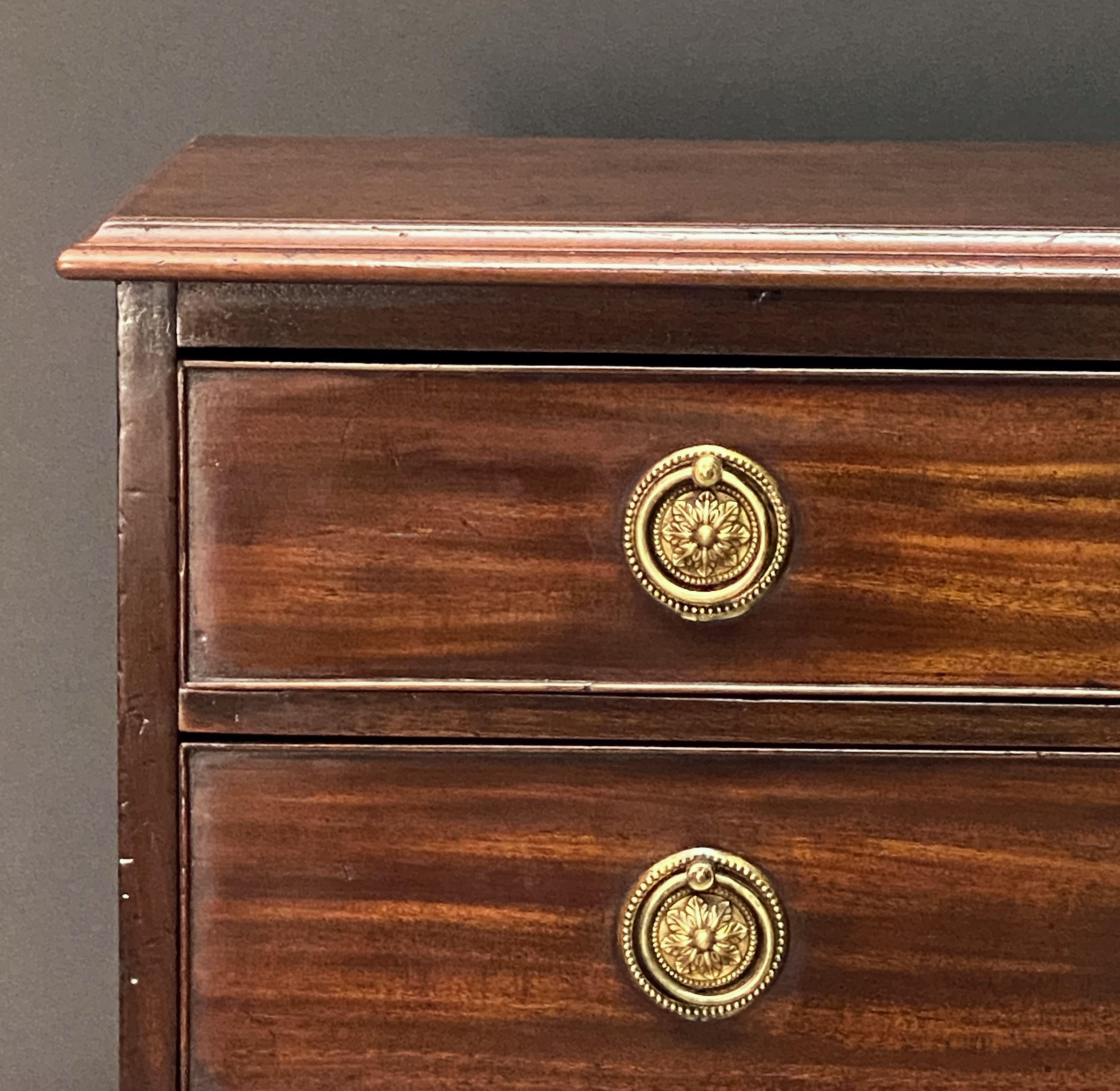 English Small Chest of Drawers of Mahogany 2