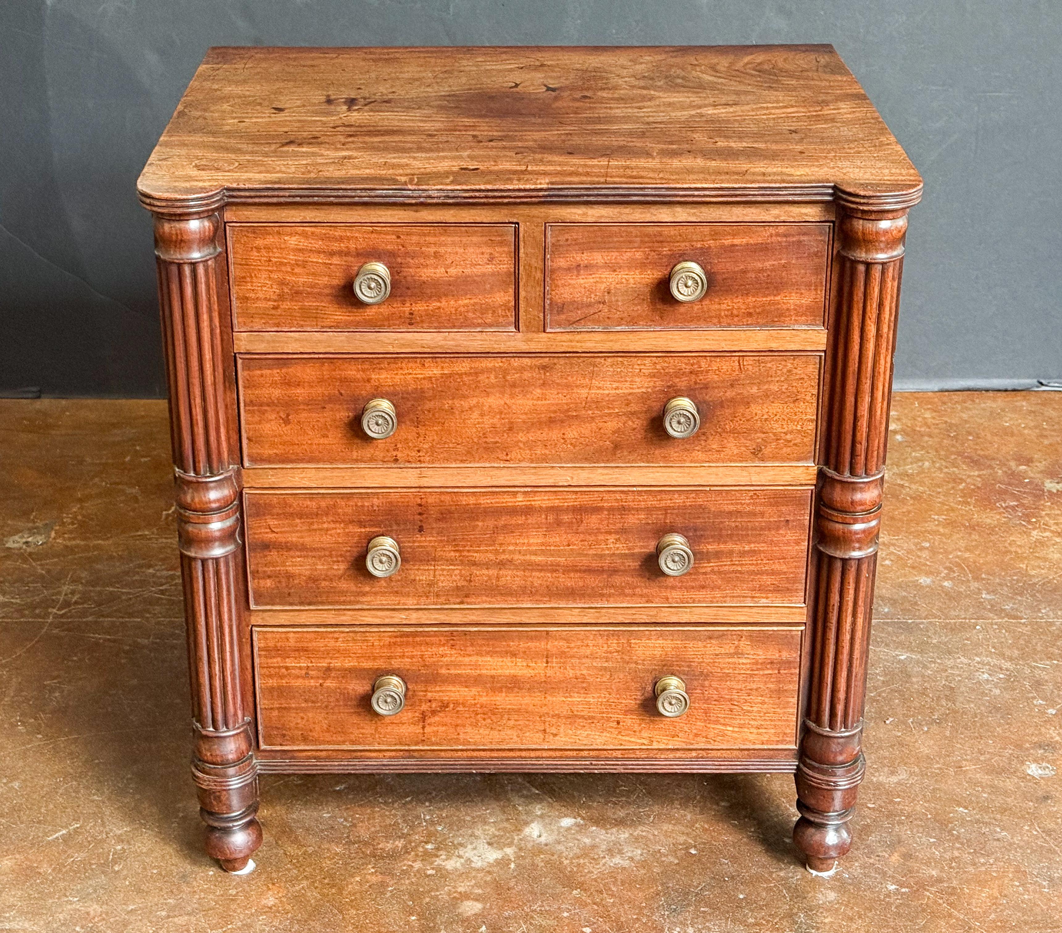 Legno Piccola cassapanca inglese in mogano con cinque cassetti alla maniera di Gillows in vendita