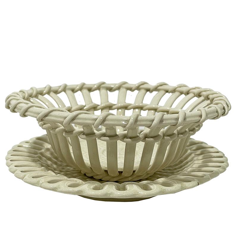 English small oval fruit basket and saucer by Wedgwood, 1907-1924 In Good Condition For Sale In Delft, NL
