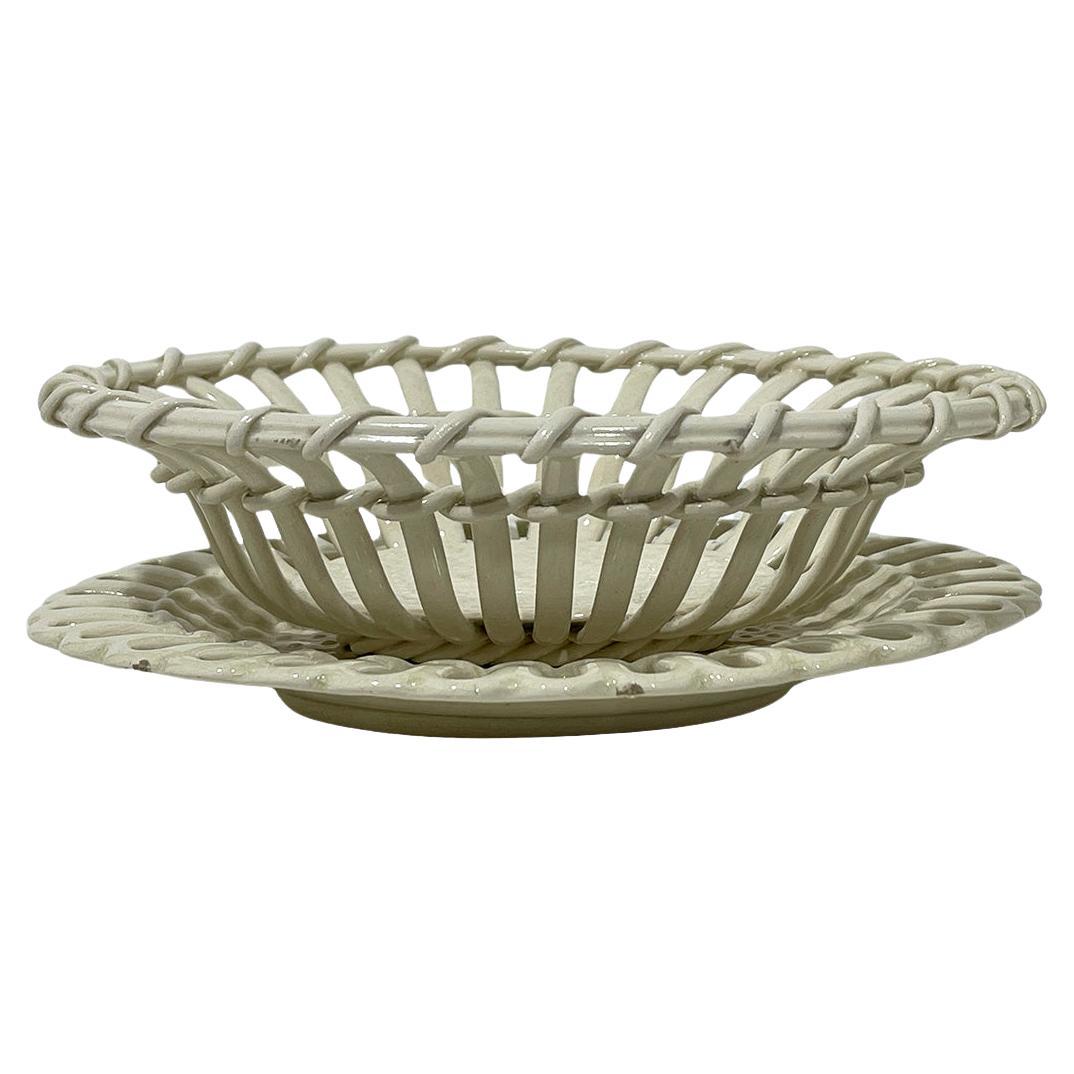 English small oval fruit basket and saucer by Wedgwood, 1907-1924 For Sale