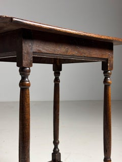 English small side table ca. 1700 Oak