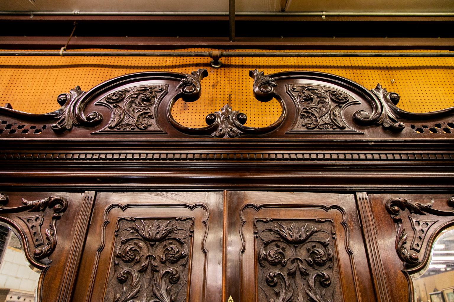 Intagliato a mano Armoire inglese in mogano massiccio