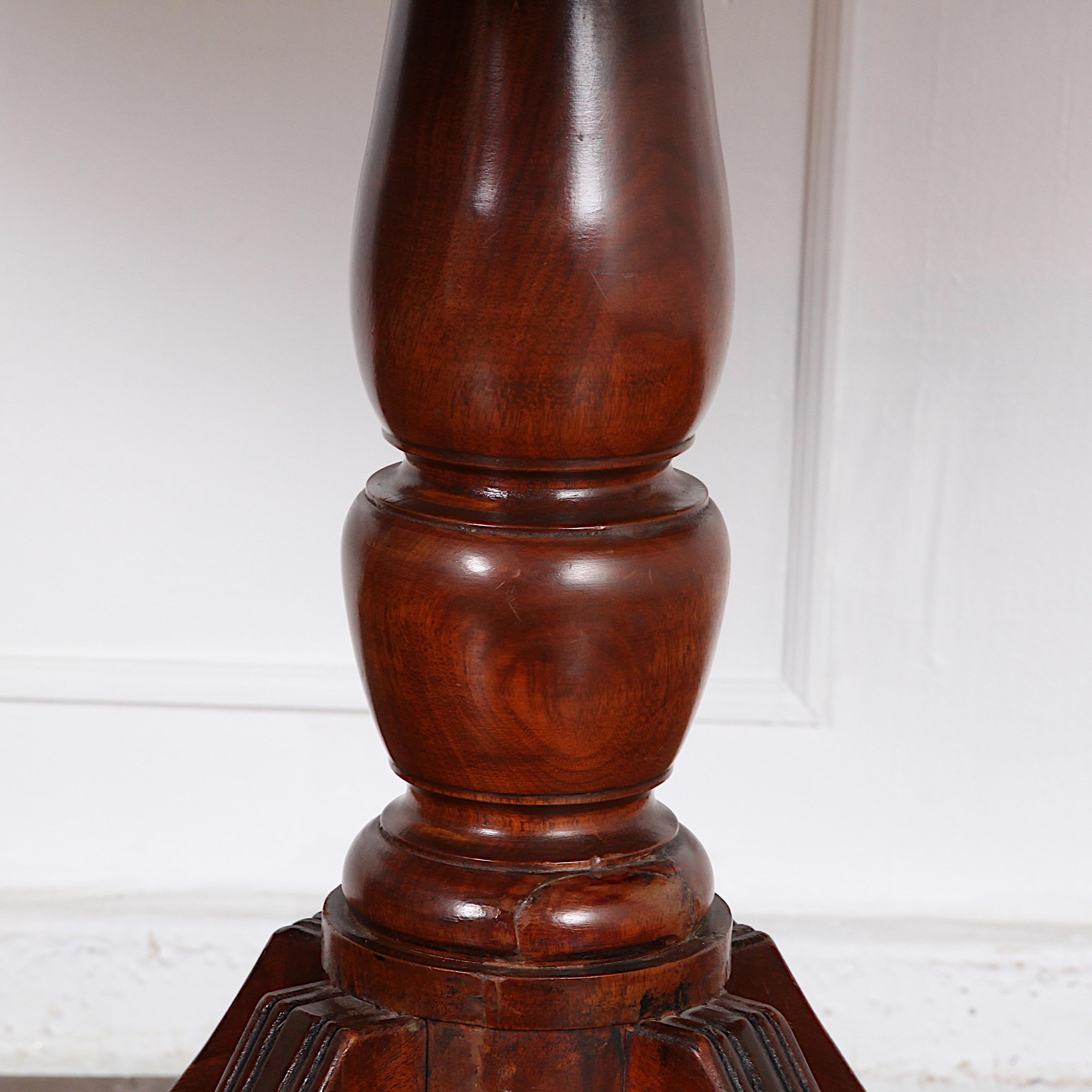 English Solid Mahogany Georgian Revival Single Pedestal Dining Table For Sale 6