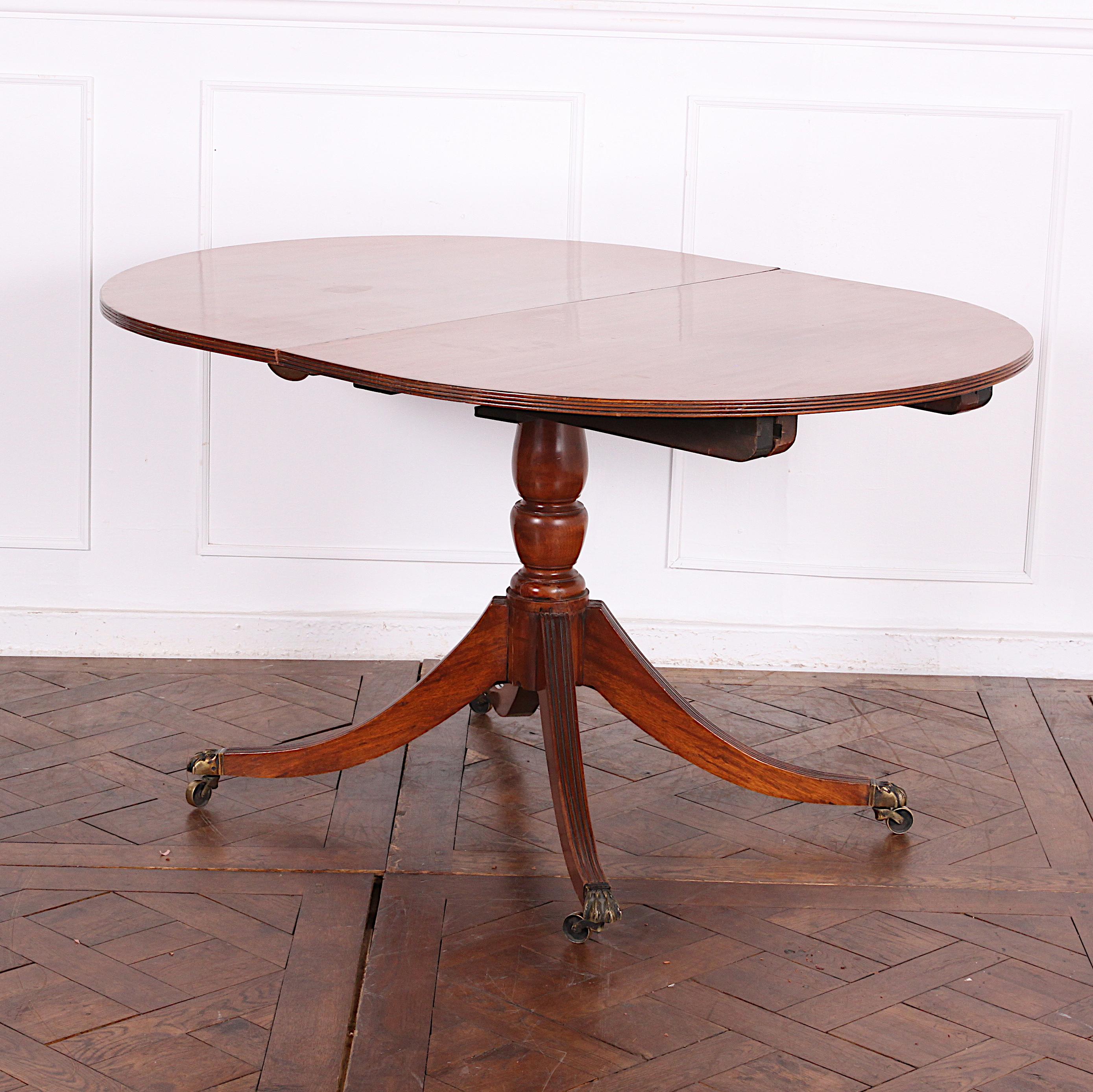 English Solid Mahogany Georgian Revival Single Pedestal Dining Table In Good Condition For Sale In Vancouver, British Columbia